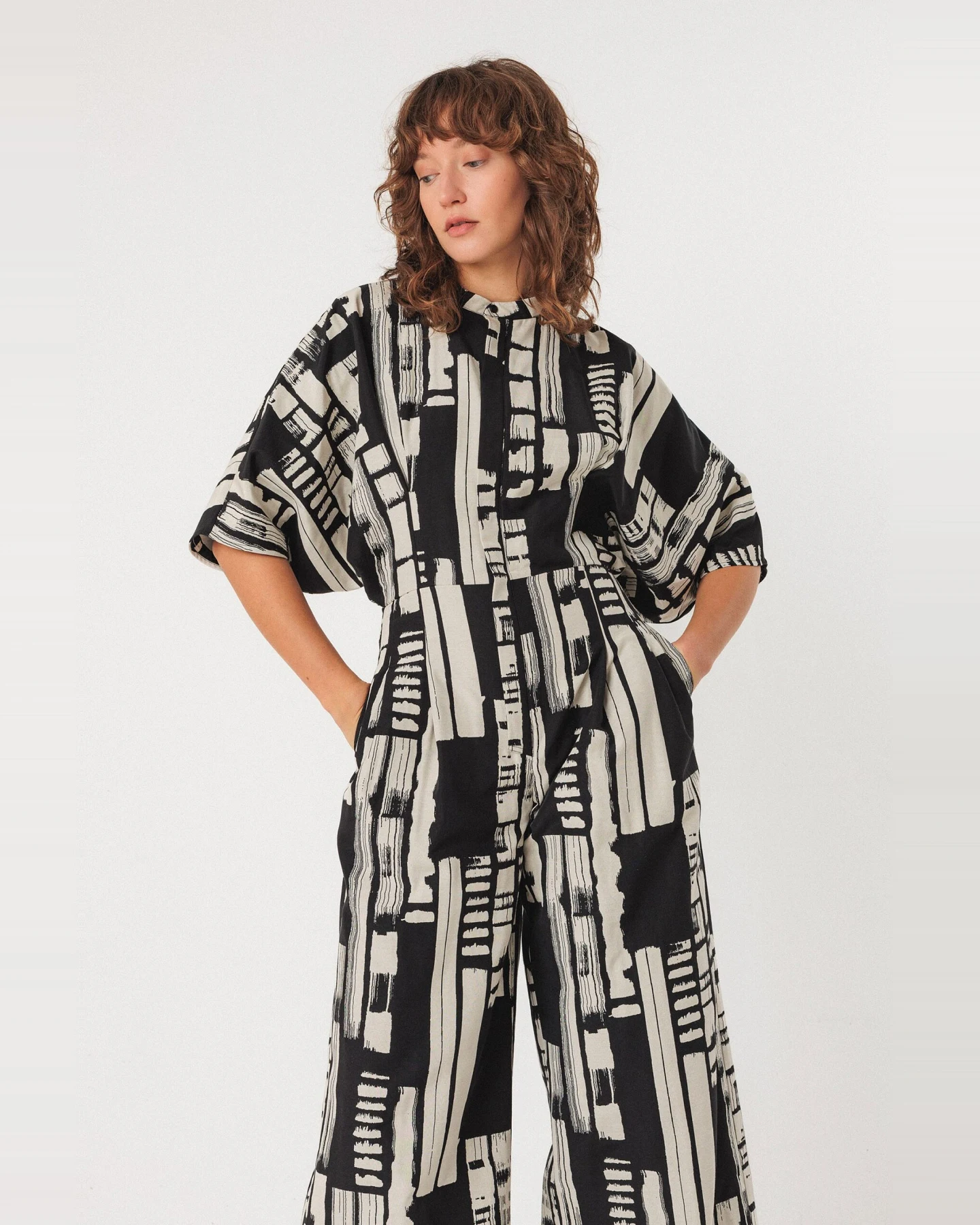 SKFK Damen vegan Jumpsuit Siloe Schwarz/Weiß – Ansicht 2