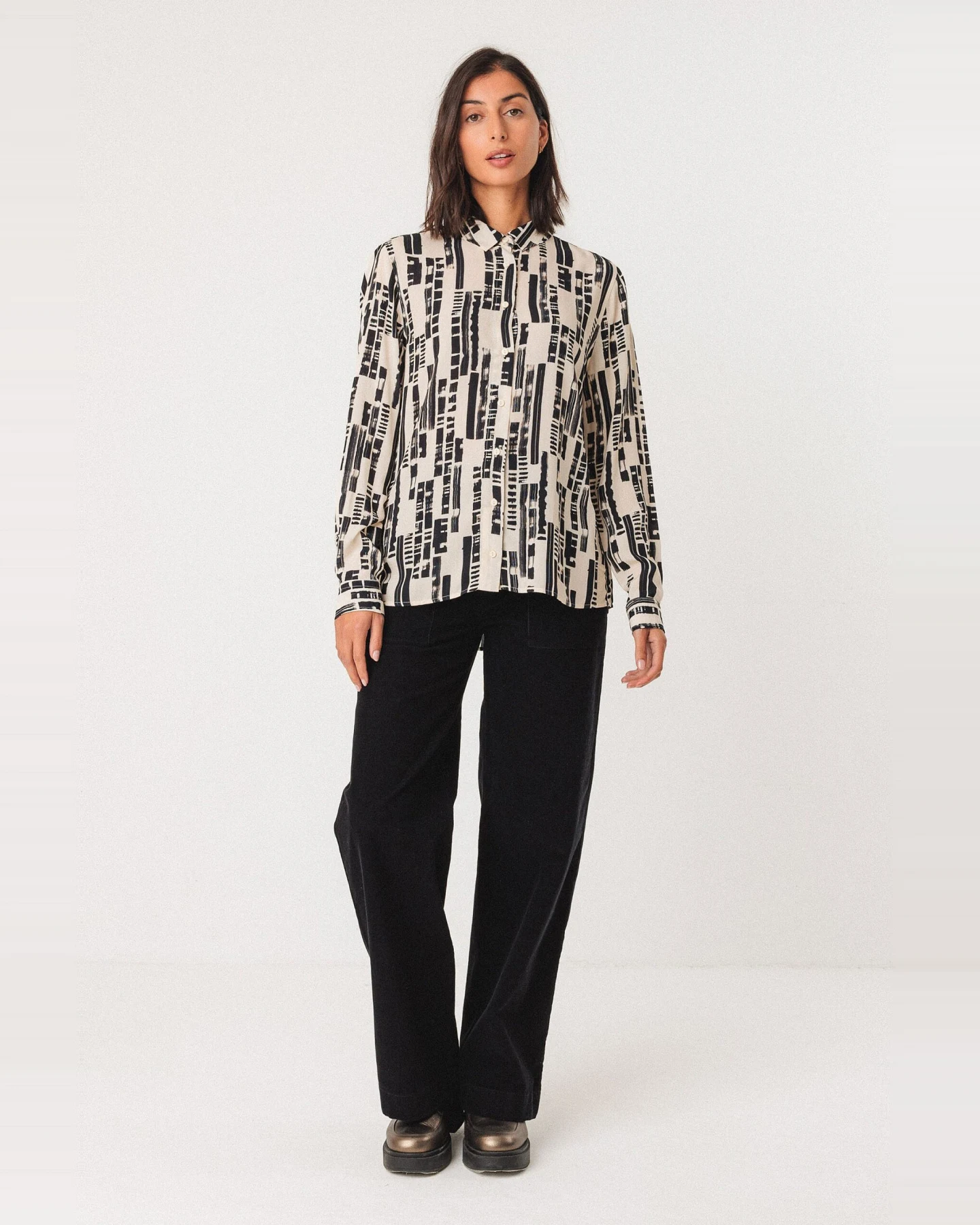 SKFK Damen vegan Shirt Asune Schwarz/Weiß – Ansicht 2