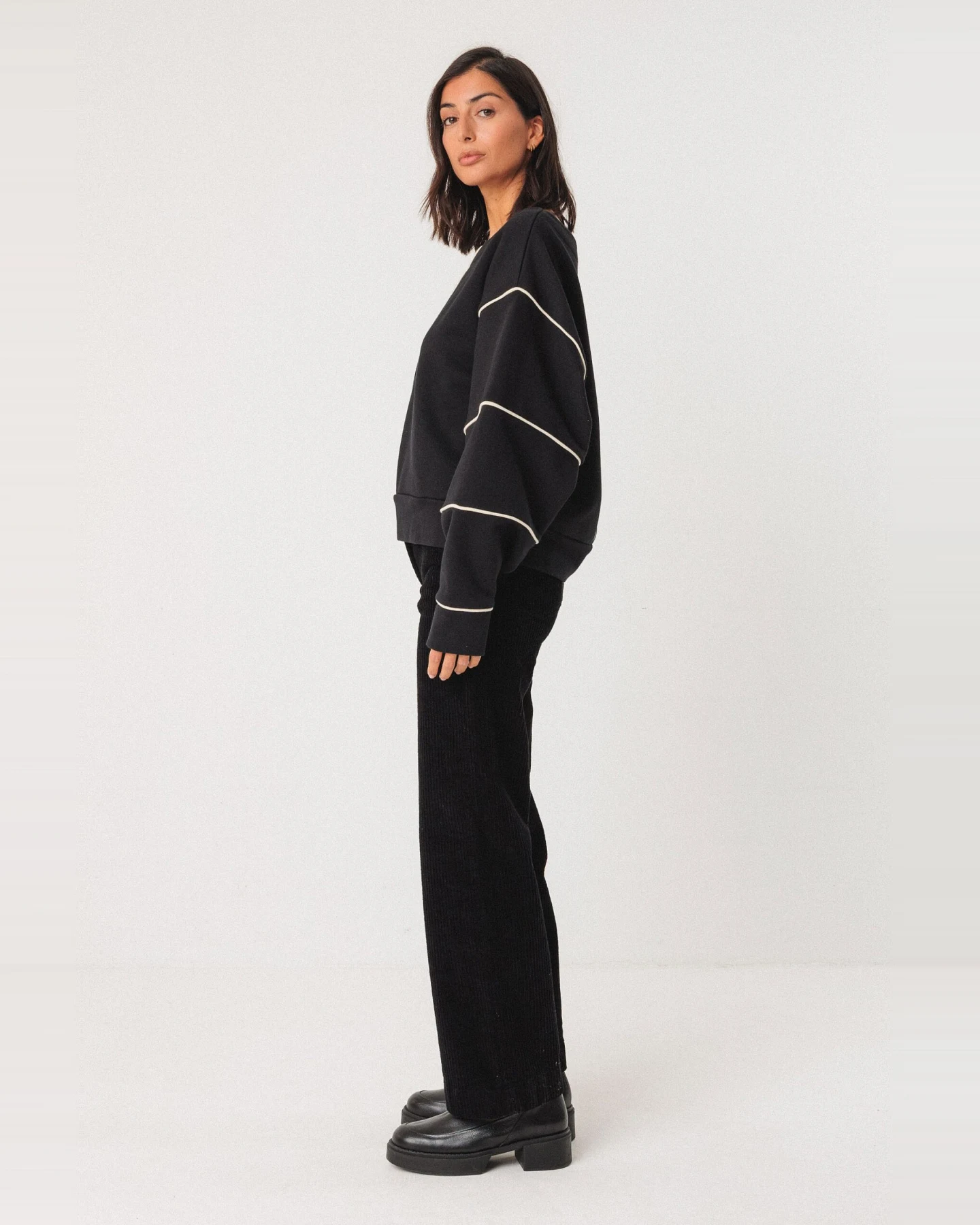 SKFK Damen vegan Sweatshirt Oversized Boat Neck Schwarz – Ansicht 2