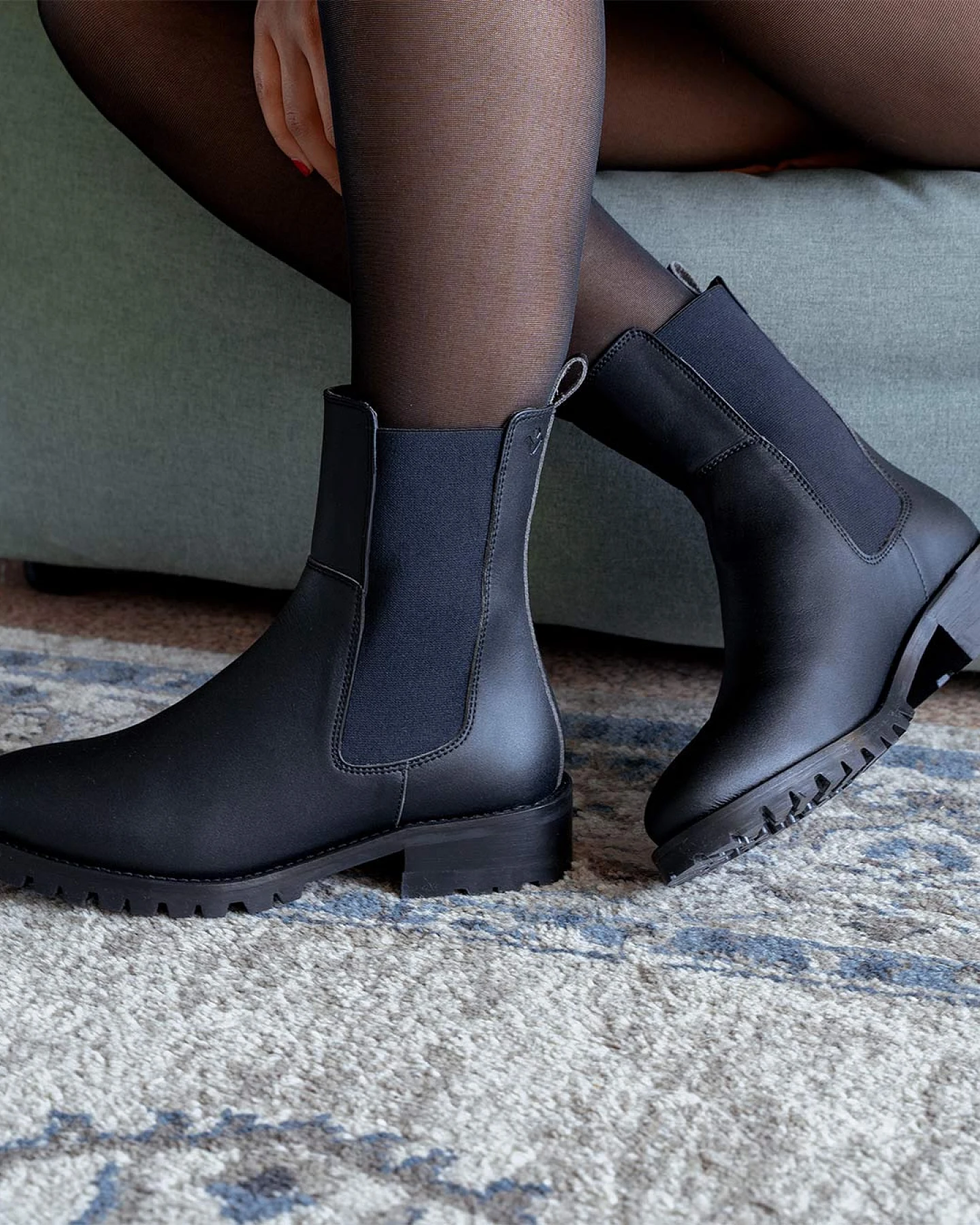COG Damen vegan Chelsea Boots Themis Schwarz Mais – Ansicht 2