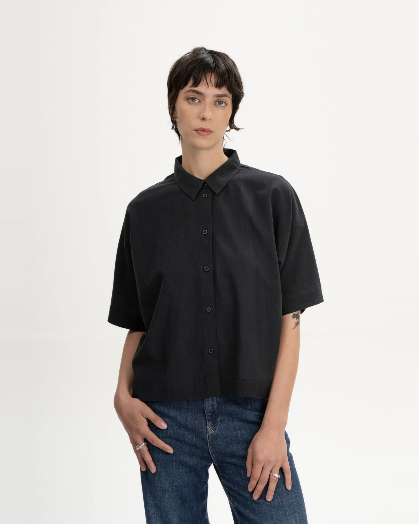 MELA Damen vegan Shirt Kurzarm Rinara Charcoal Schwarz – Ansicht 2