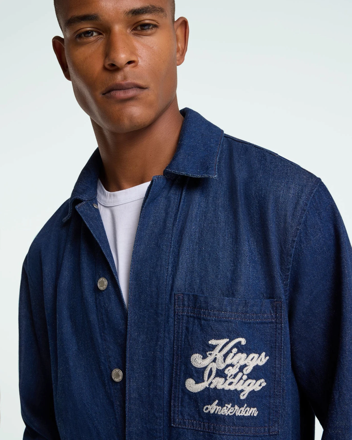 Kings of Indigo Herren vegan Jumpsuit Vasili Hopcete Electric Rinse Crew Blau – Ansicht 2