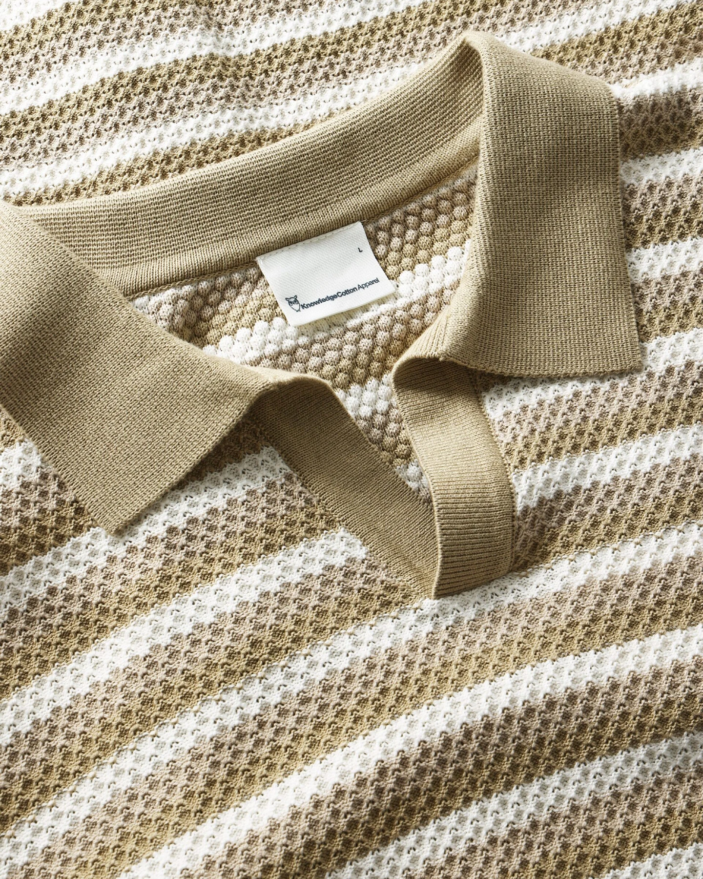 KnowledgeCotton Apparel Herren vegan Polohemd Gestrickt Gestreift Beige – Ansicht 2