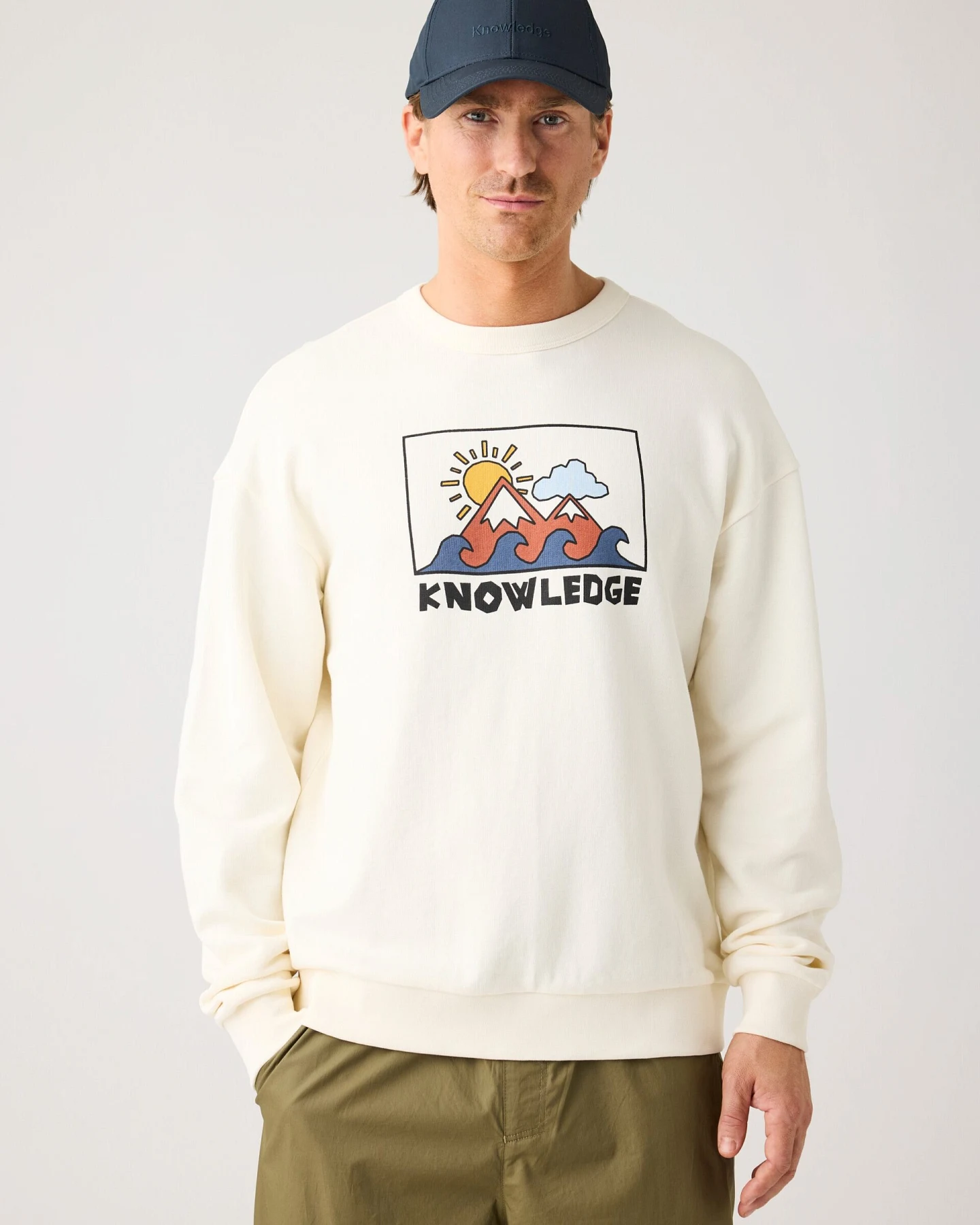 KnowledgeCotton Apparel Herren vegan Sweatshirt Relaxed Bedruckter Rundhalsausschnitt Egret Weiß – Ansicht 2