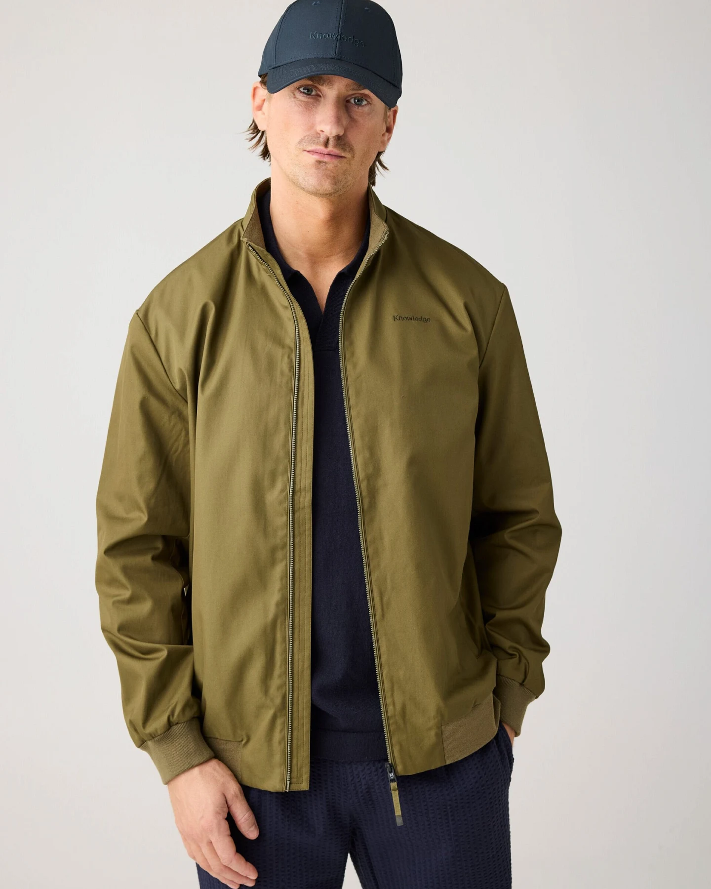 KnowledgeCotton Apparel Herren vegan Jacke Leichtes Segeltuch Gebrannte Olive – Ansicht 2