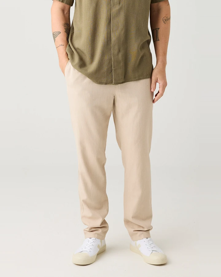 KnowledgeCotton Apparel Herren vegan Hose Tim Tapered Leinen Mix Light Feather Gray