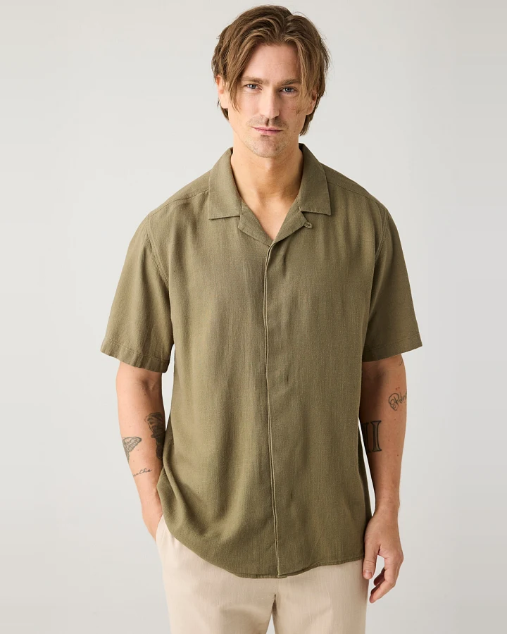 KnowledgeCotton Apparel Herren vegan Kurzarmhemd Moss Relaxed Burned Olive