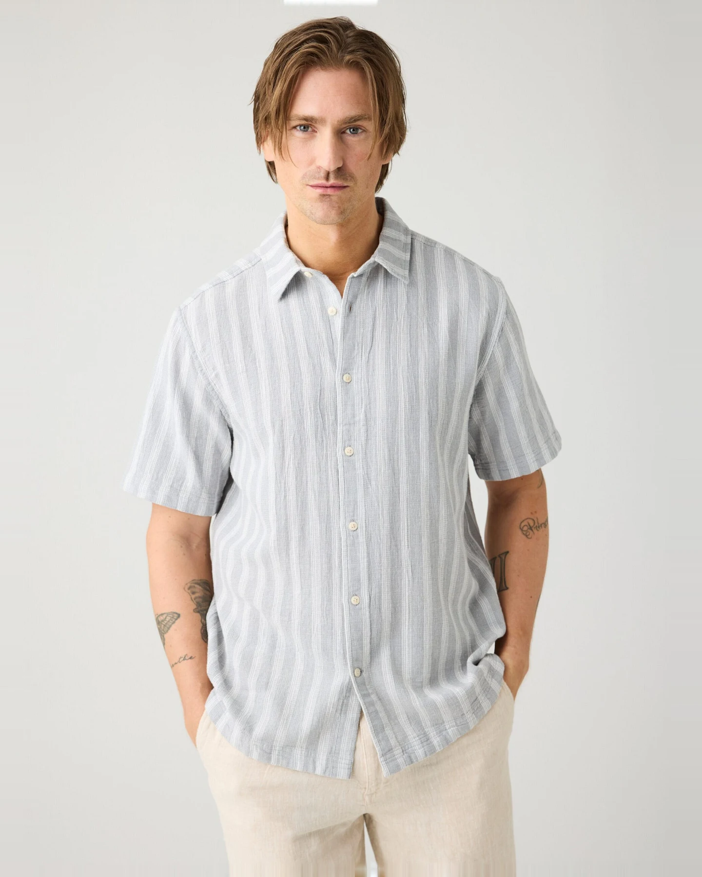 KnowledgeCotton Apparel Herren vegan Hemd Relaxed Stripe Kurzarm Grau – Ansicht 2