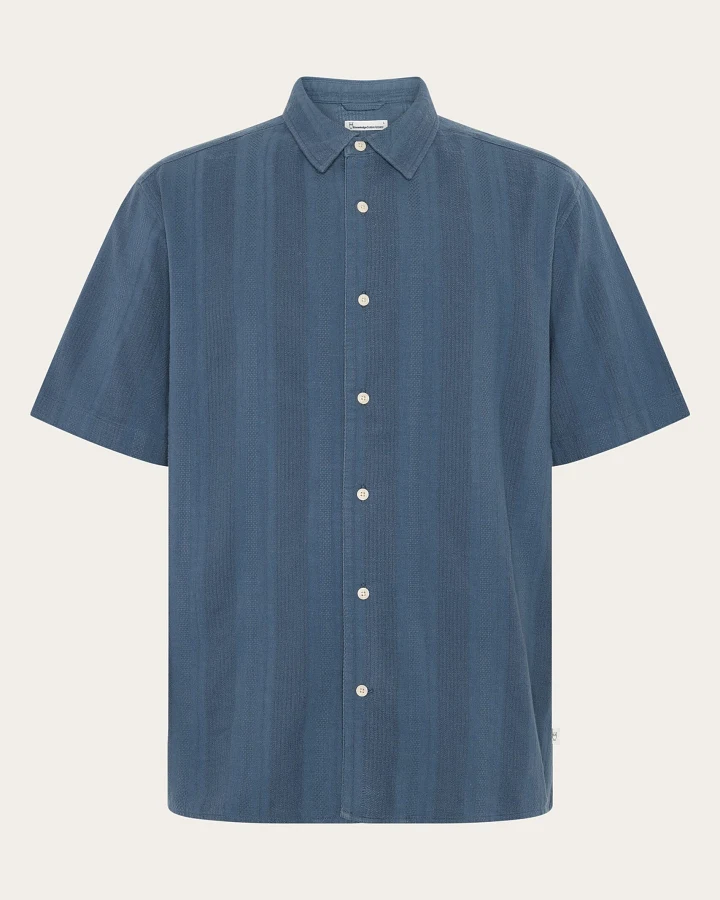 KnowledgeCotton Apparel Herren vegan Hemd Relaxed Structure Kurzarm Vintage Indigo