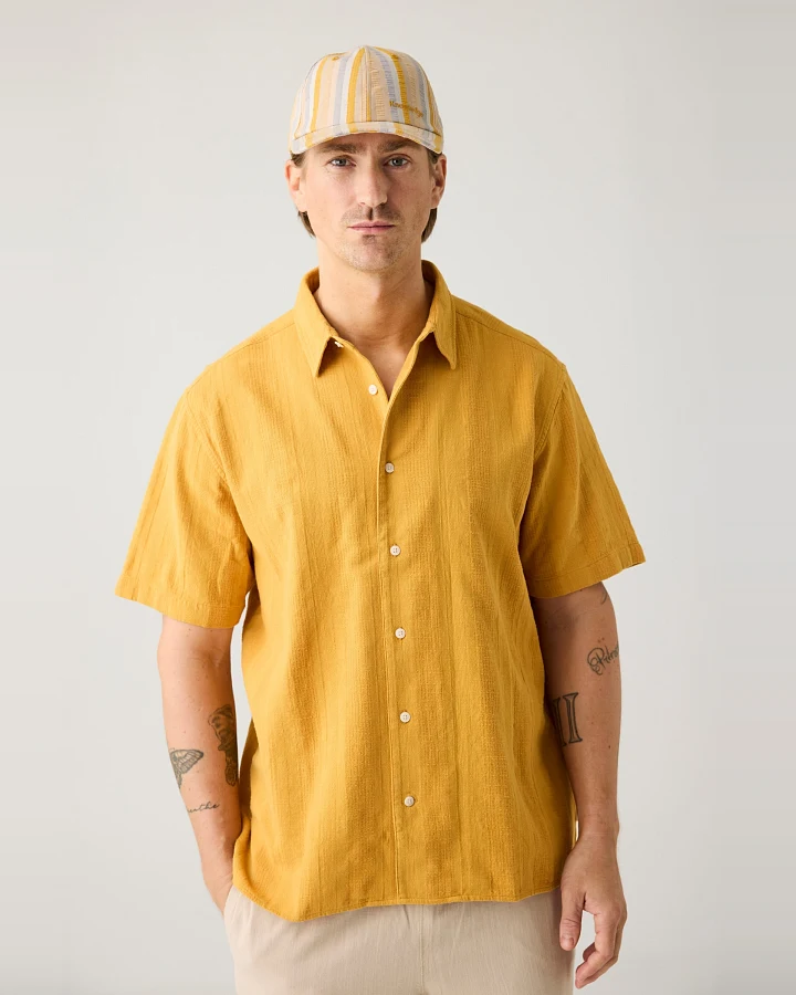 KnowledgeCotton Apparel Herren vegan Hemd Relaxed Structure Kurzarm Amber Gold