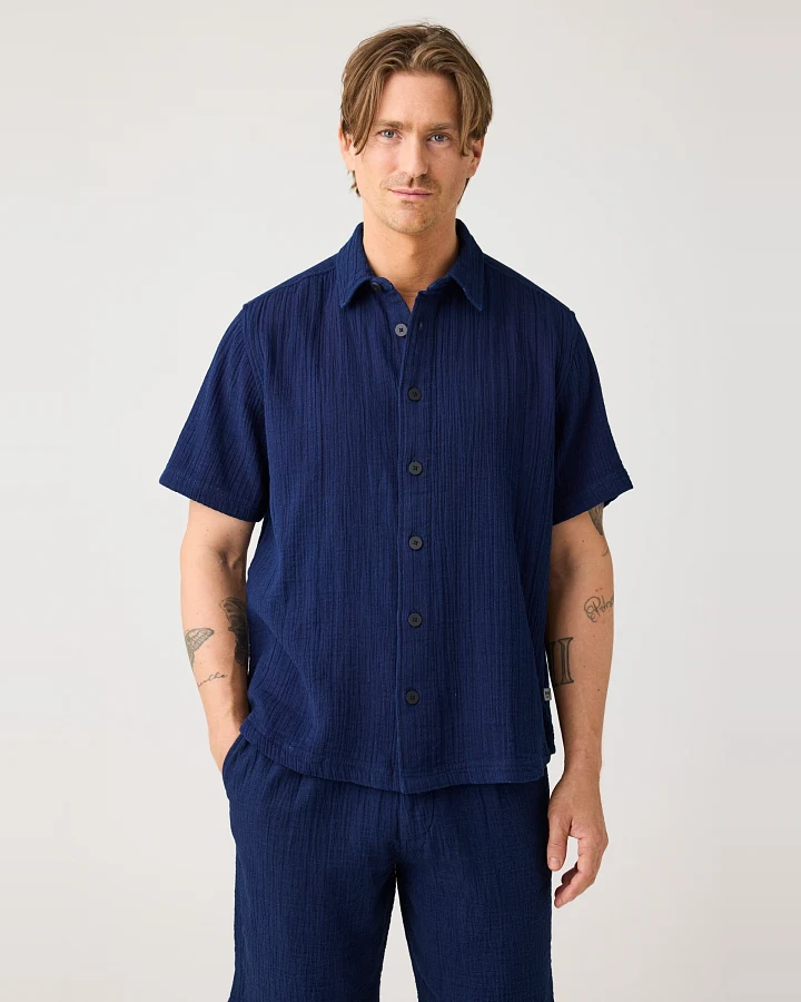 KnowledgeCotton Apparel Herren vegan Hemd Relaxed Kurzarm Indigo