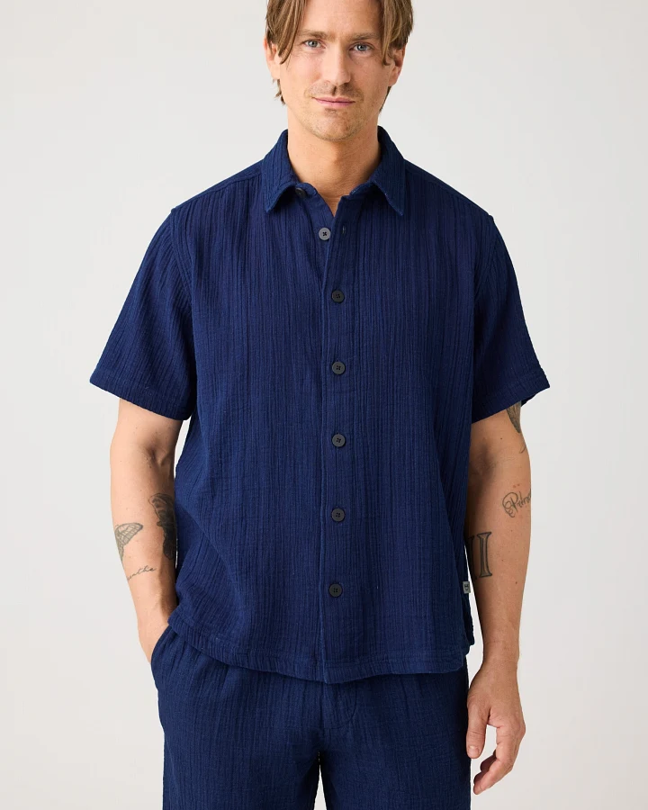 KnowledgeCotton Apparel Herren vegan Hemd Relaxed Kurzarm Indigo