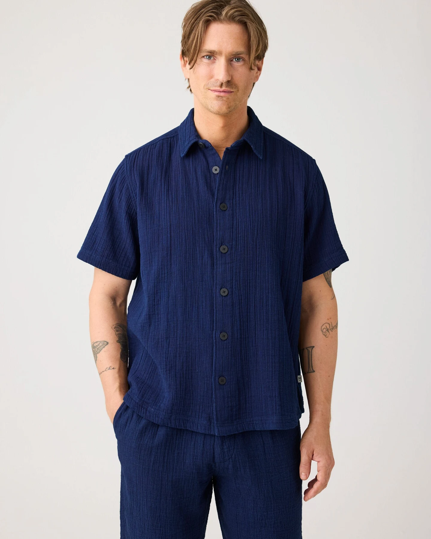 KnowledgeCotton Apparel Herren vegan Hemd Relaxed Kurzarm Indigo – Ansicht 2