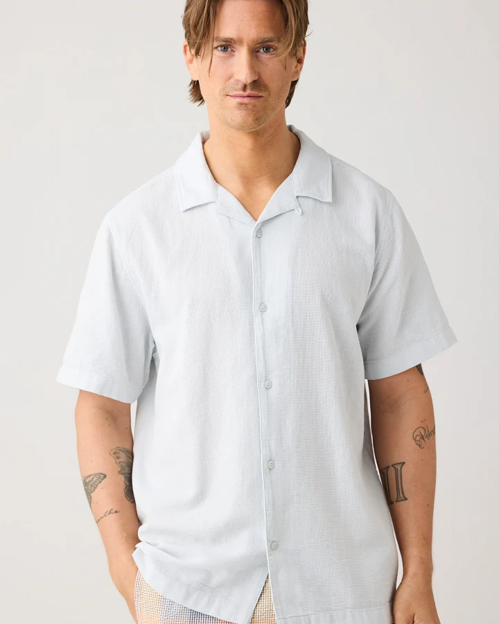 KnowledgeCotton Apparel Herren vegan Hemd Relaxed Kurzarm Skyway Hellblau