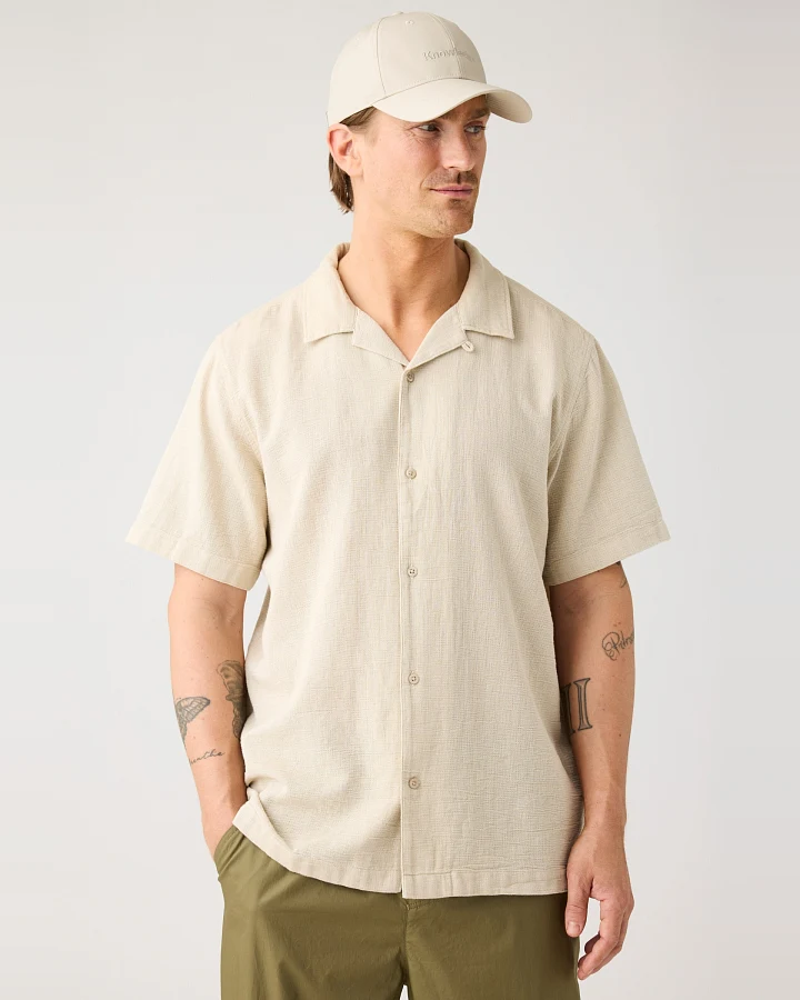 KnowledgeCotton Apparel Herren vegan Hemd Relaxed Short Sleeve Twill Beige