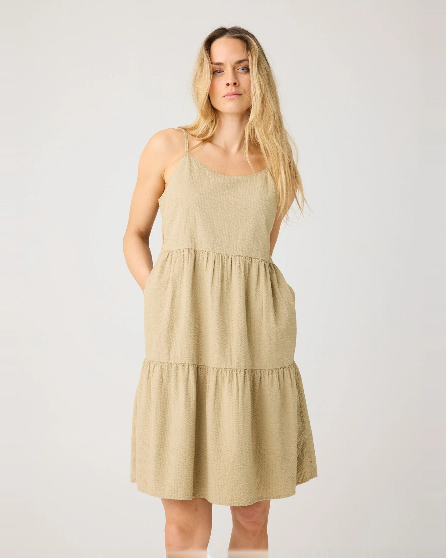 KnowledgeCotton Apparel Damen vegan Trägerkleid Seersucker Twill Beige – Ansicht 2