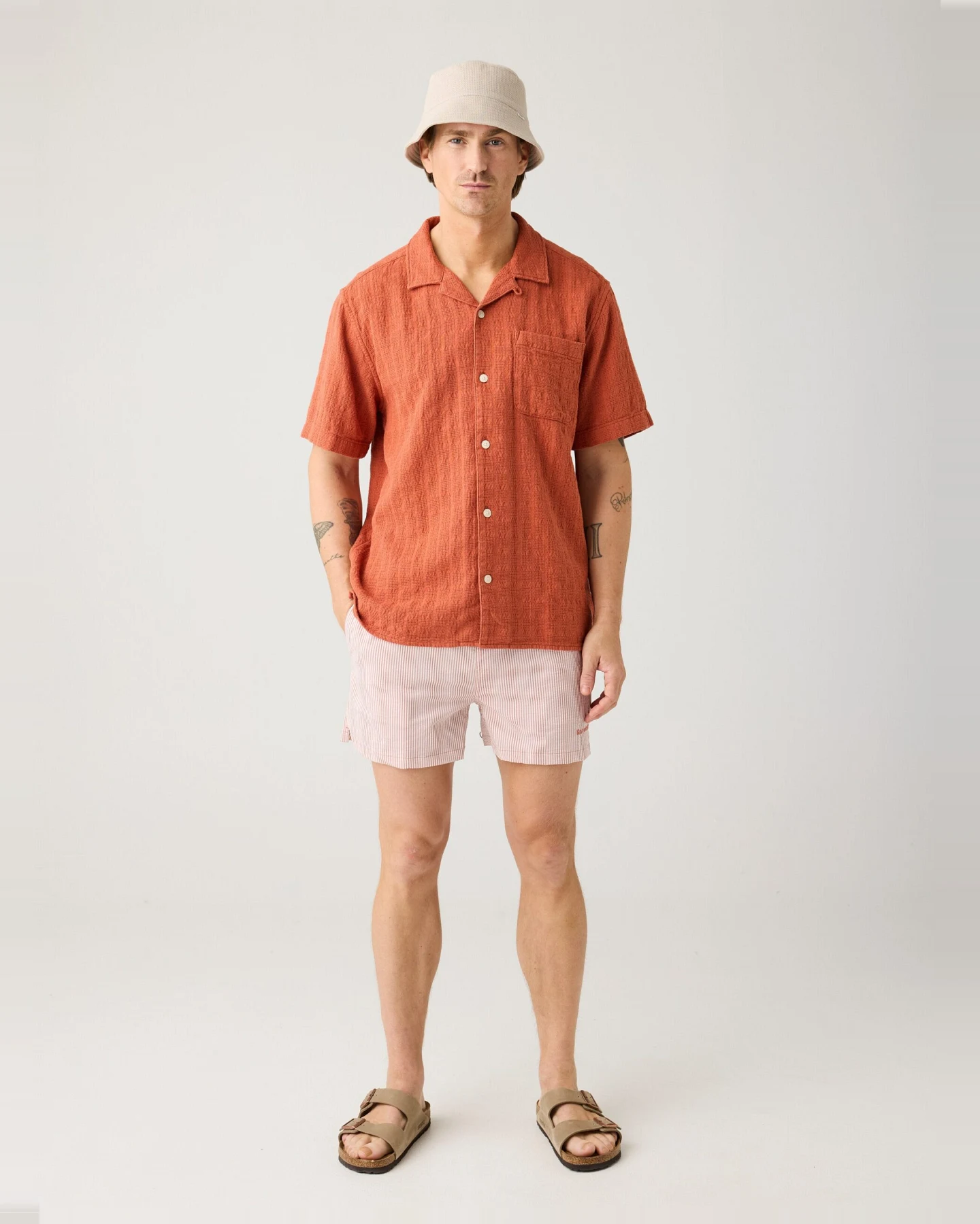 KnowledgeCotton Apparel Herren vegan Badeshorts Mid Thigh Seersucker Red Stripe – Ansicht 2