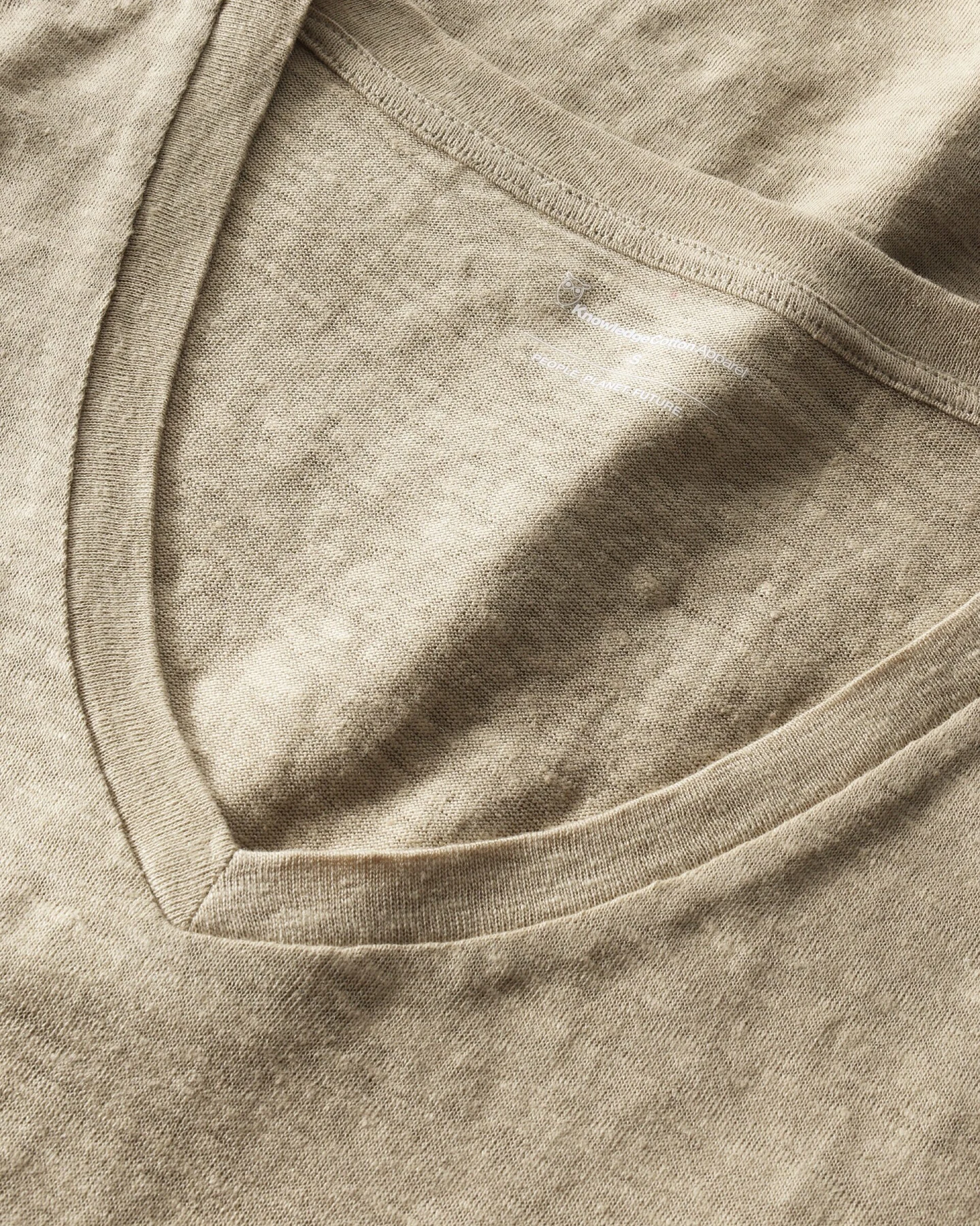KnowledgeCotton Apparel Damen vegan T-Shirt Leinen V-Ausschnitt Twill Beige – Ansicht 2