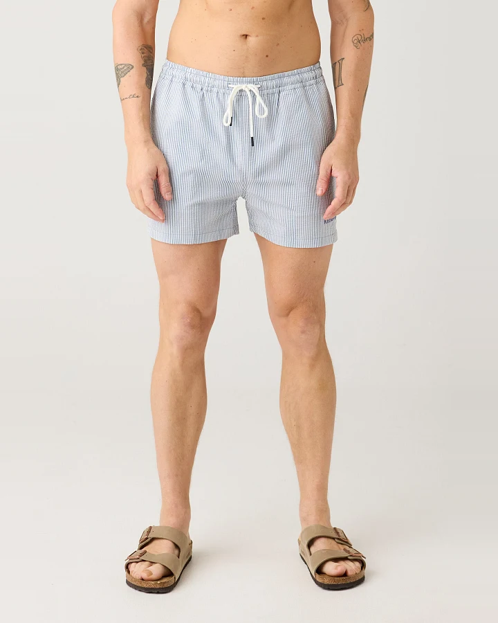 KnowledgeCotton Apparel Herren vegan Badeshorts Mid Thigh Seersucker Blau Gestreift