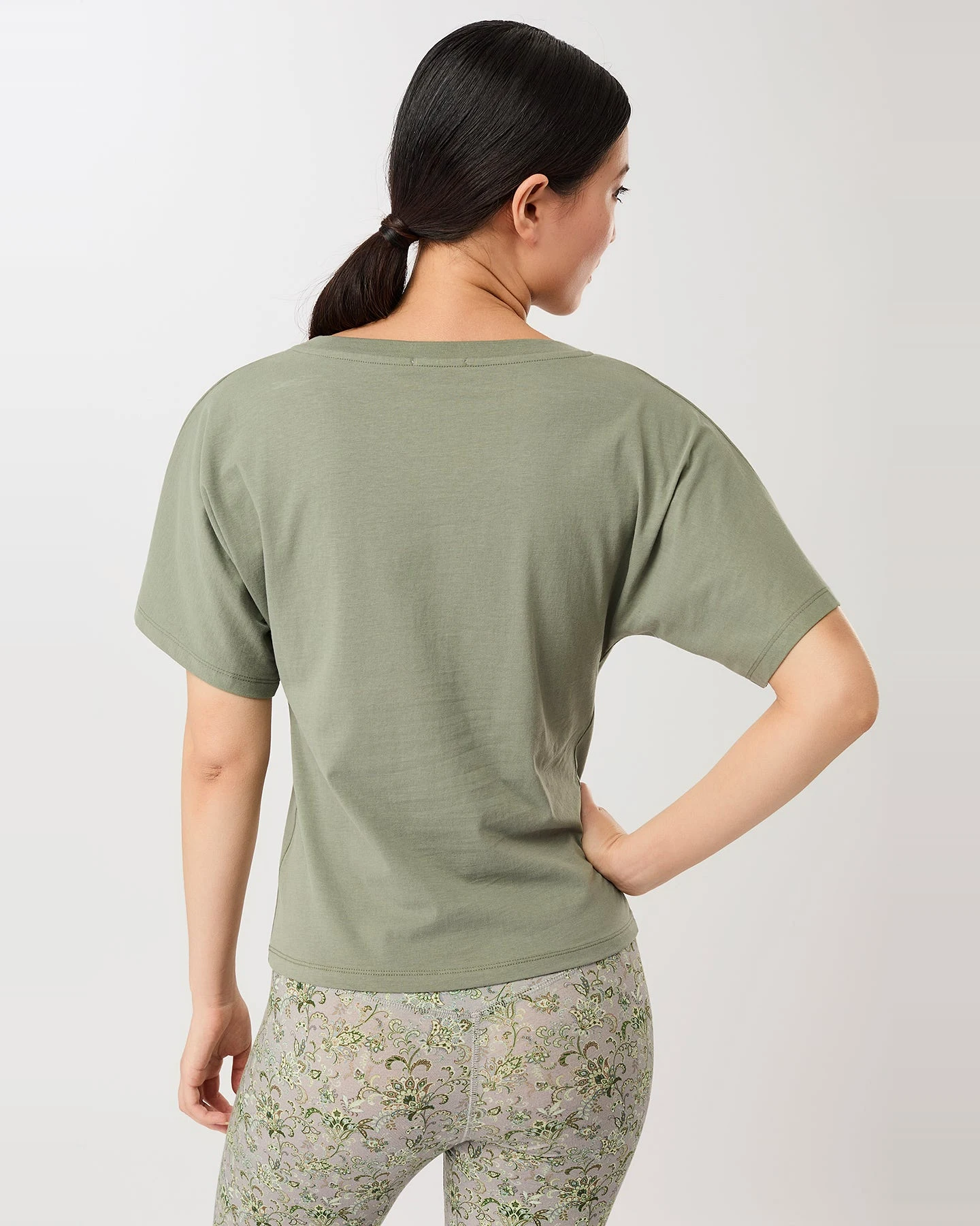 MANDALA Damen vegan T-Shirt Schmetterling Holzkohle Grün – Ansicht 2