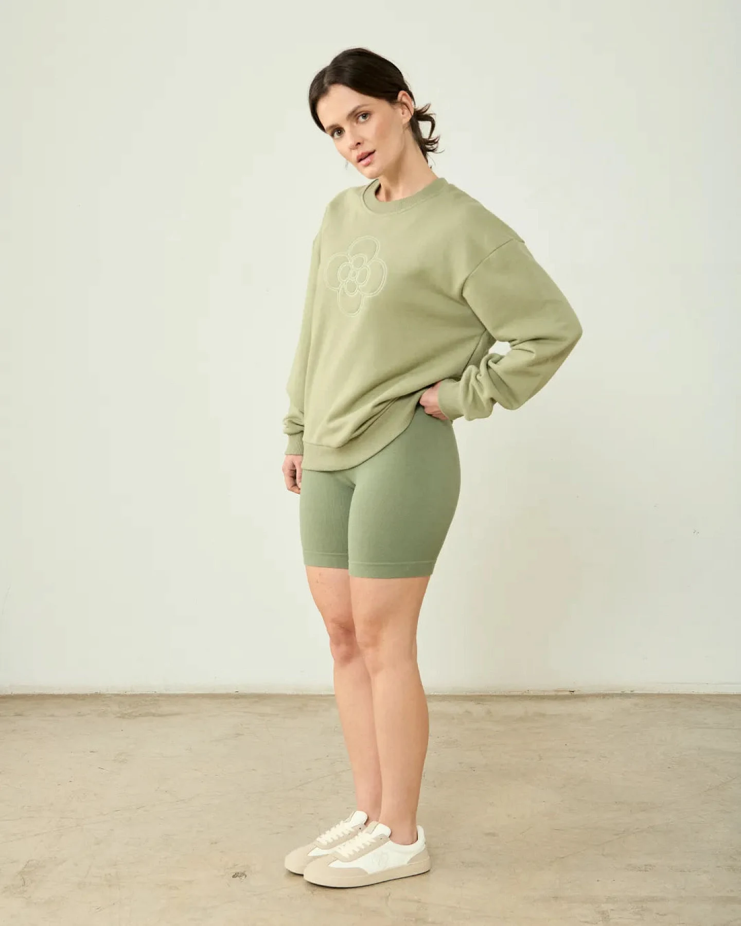 Clotsy Damen vegan Sweatshirt Blume Grün – Ansicht 2
