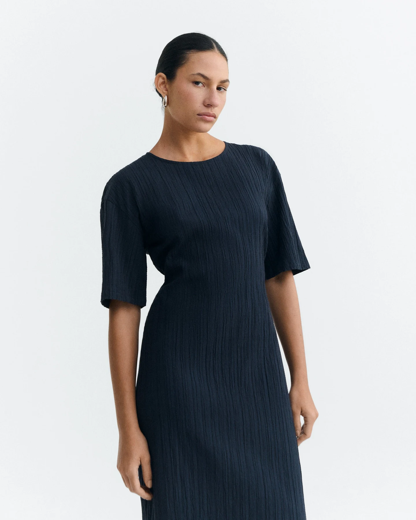 Thinking MU Damen vegan Kleid Kina Popcorn Mit Offenem Rücken Navy – Ansicht 2