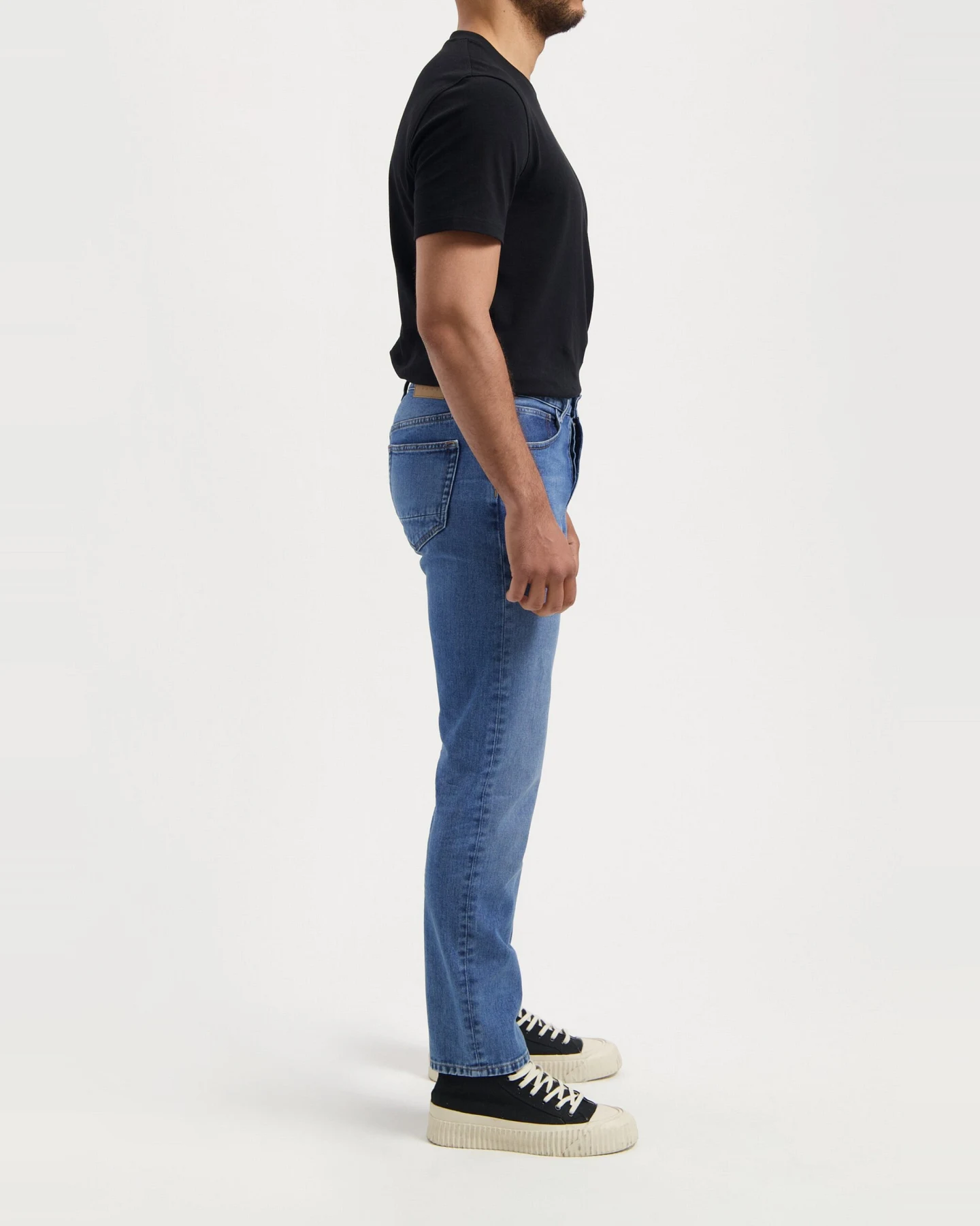 MUD Jeans Herren vegan Jeans Mid Straight John Medium Aged Blue – Ansicht 2