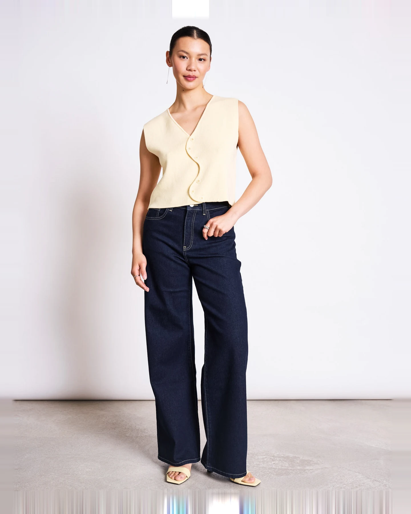 JAN 'N JUNE Damen vegan Strickweste Wavy Coryl Hellgelb – Ansicht 2