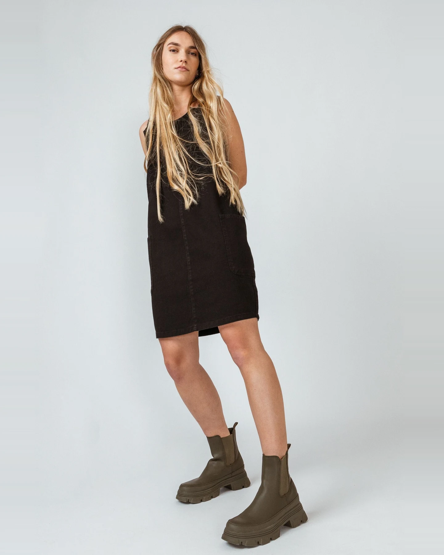 SKFK Damen vegan Kleid Pinafore Schwarz – Ansicht 2