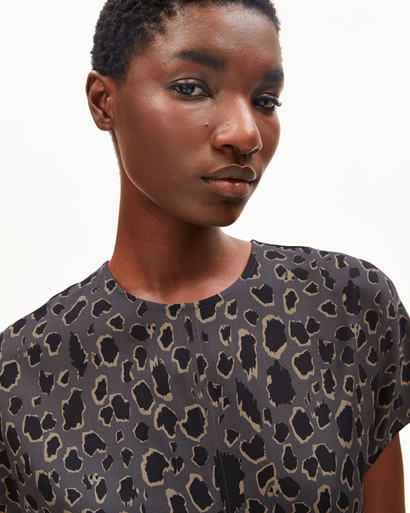 ARMEDANGELS Damen vegan Bluse Bat Wing Leo Print – Ansicht 2