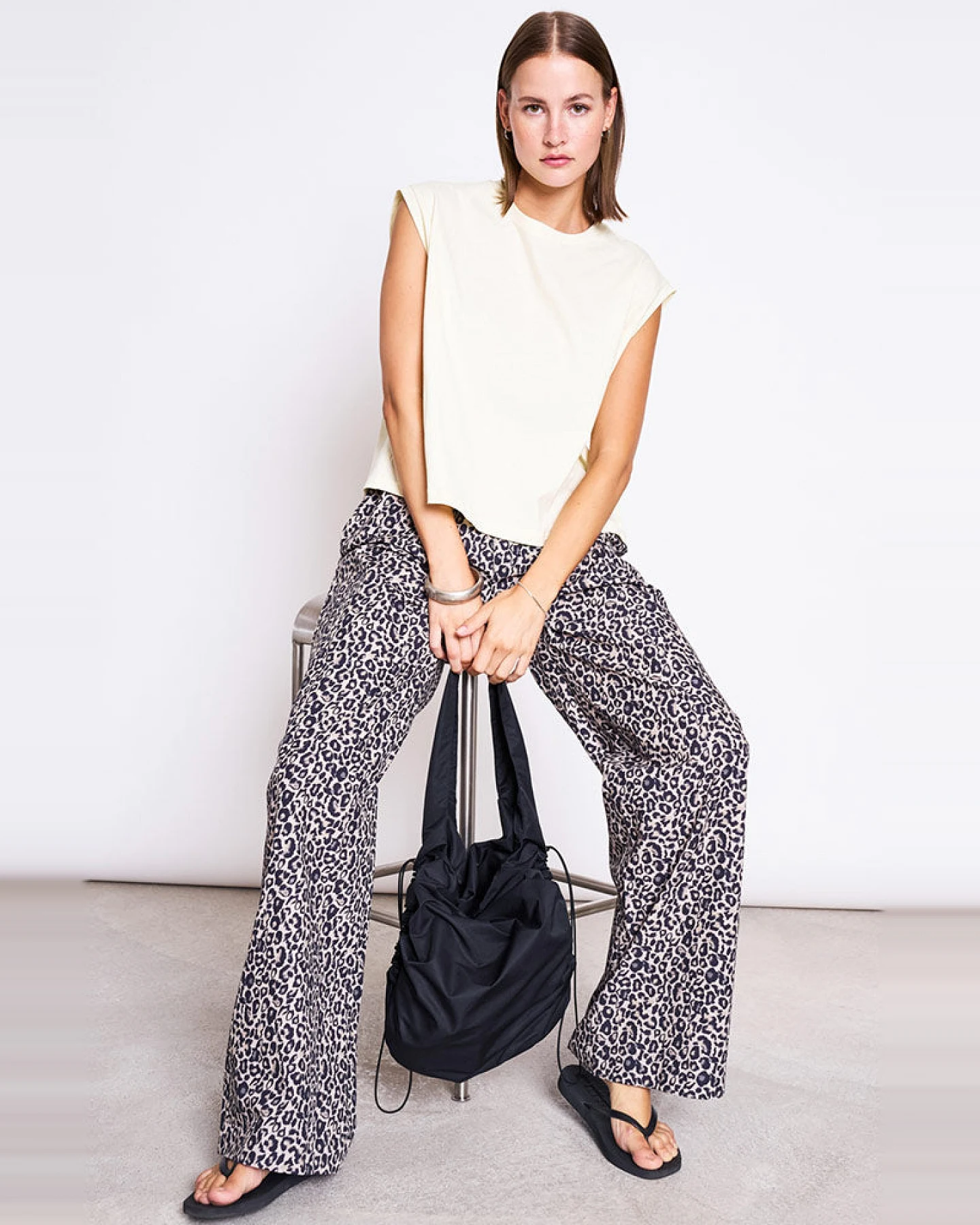 JAN 'N JUNE Damen vegan Hose Soby Leo Print Schwarz – Ansicht 2