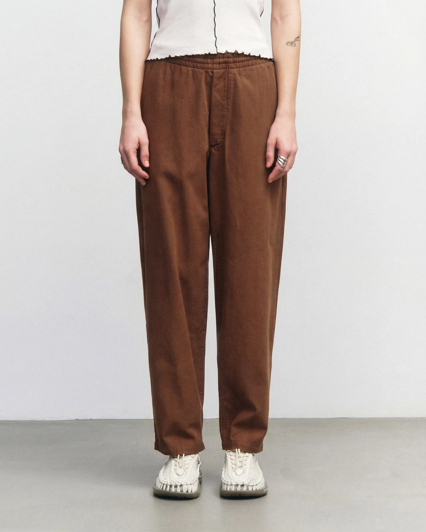 Rotholz Damen vegan Hose Weites Bein Haselnussbraun – Ansicht 2