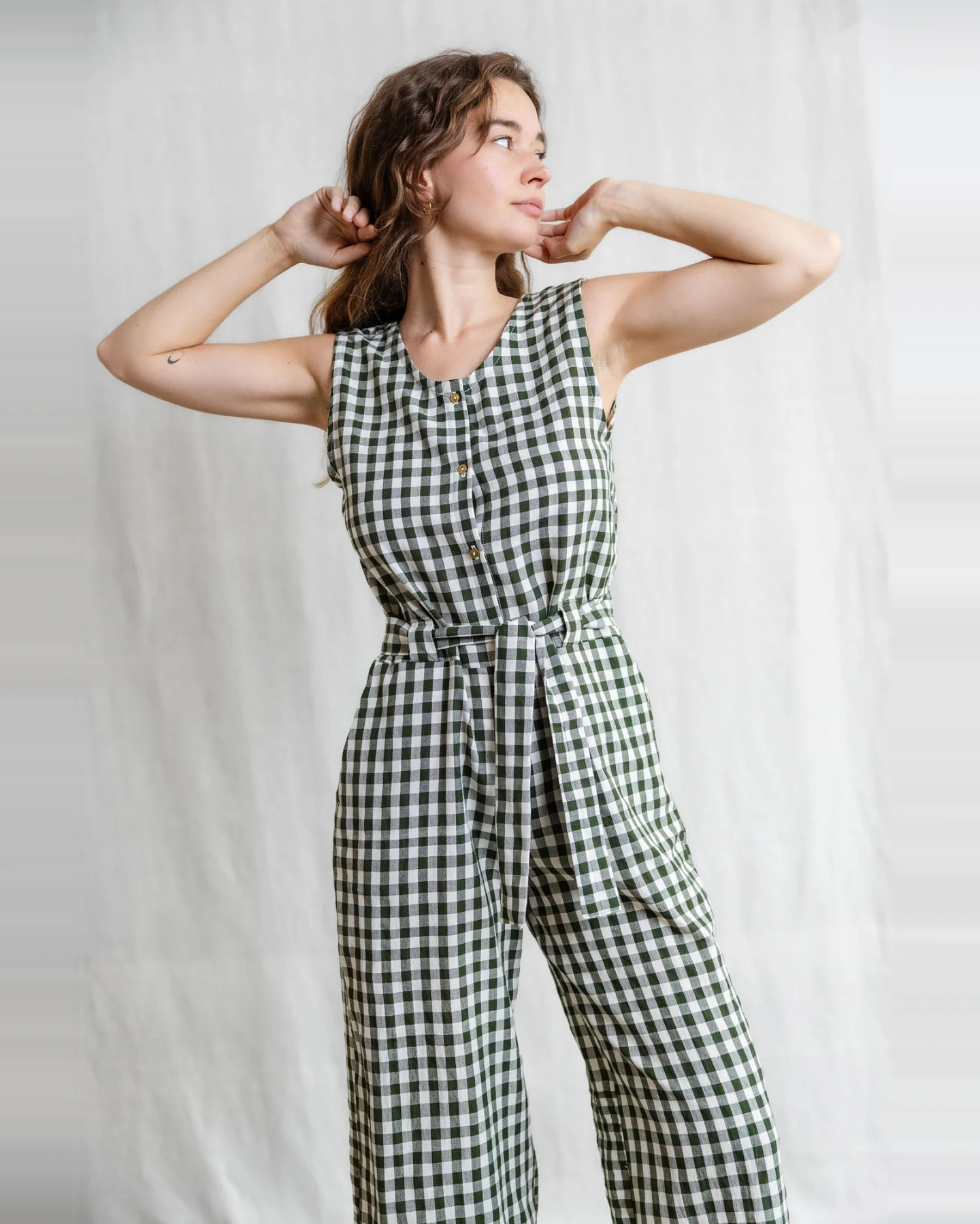 Jyoti - Fair Works Damen vegan Jumpsuit Daksha Karos Grün/Weiß – Ansicht 2