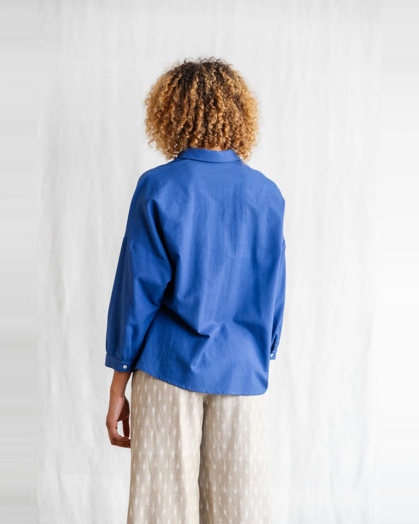 Jyoti - Fair Works Damen vegan Bluse Mayank Kobaltblau – Ansicht 2