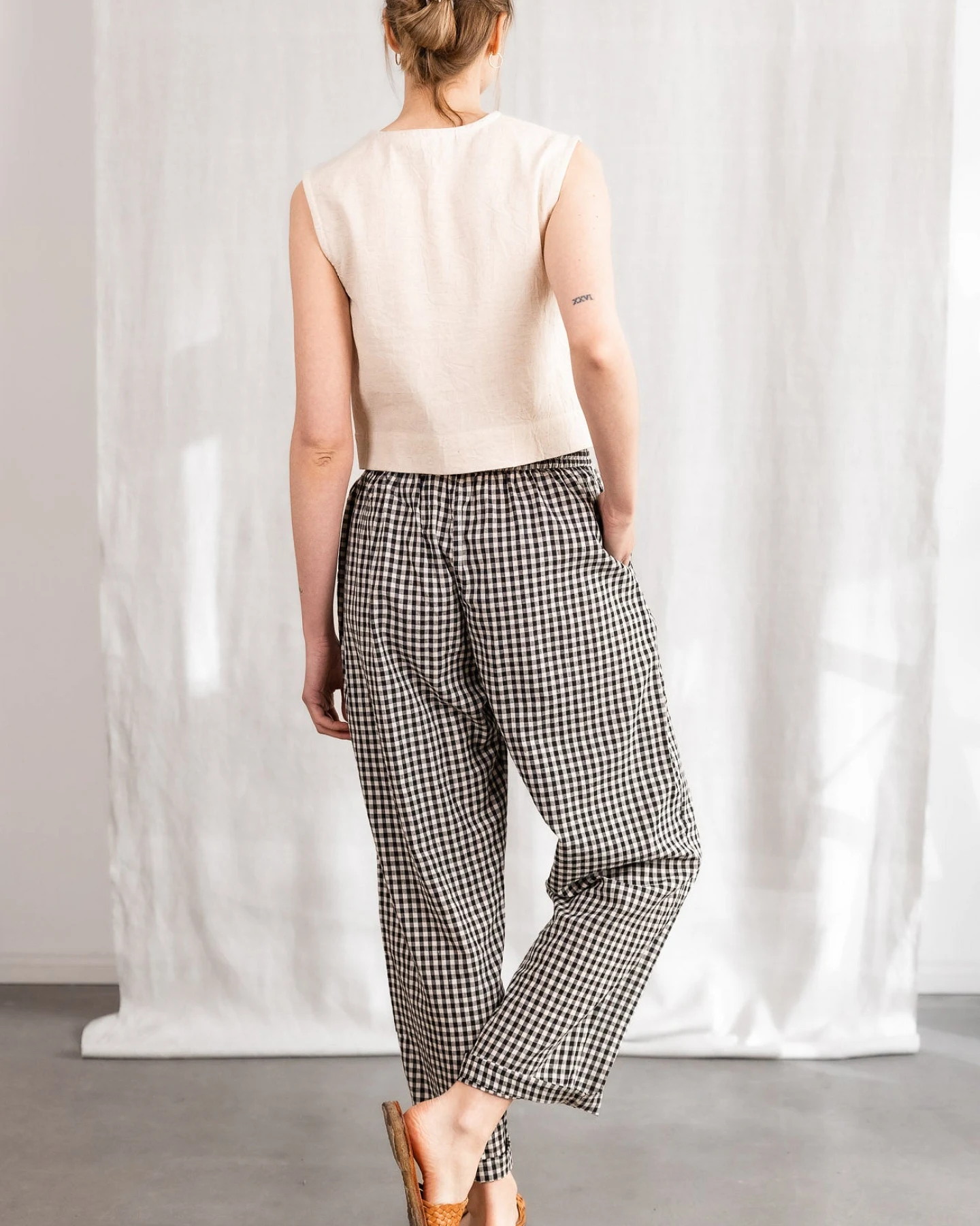 Jyoti Fair Works Damen vegan Hose Jhan Checkered Schwarz/Weiß – Ansicht 2