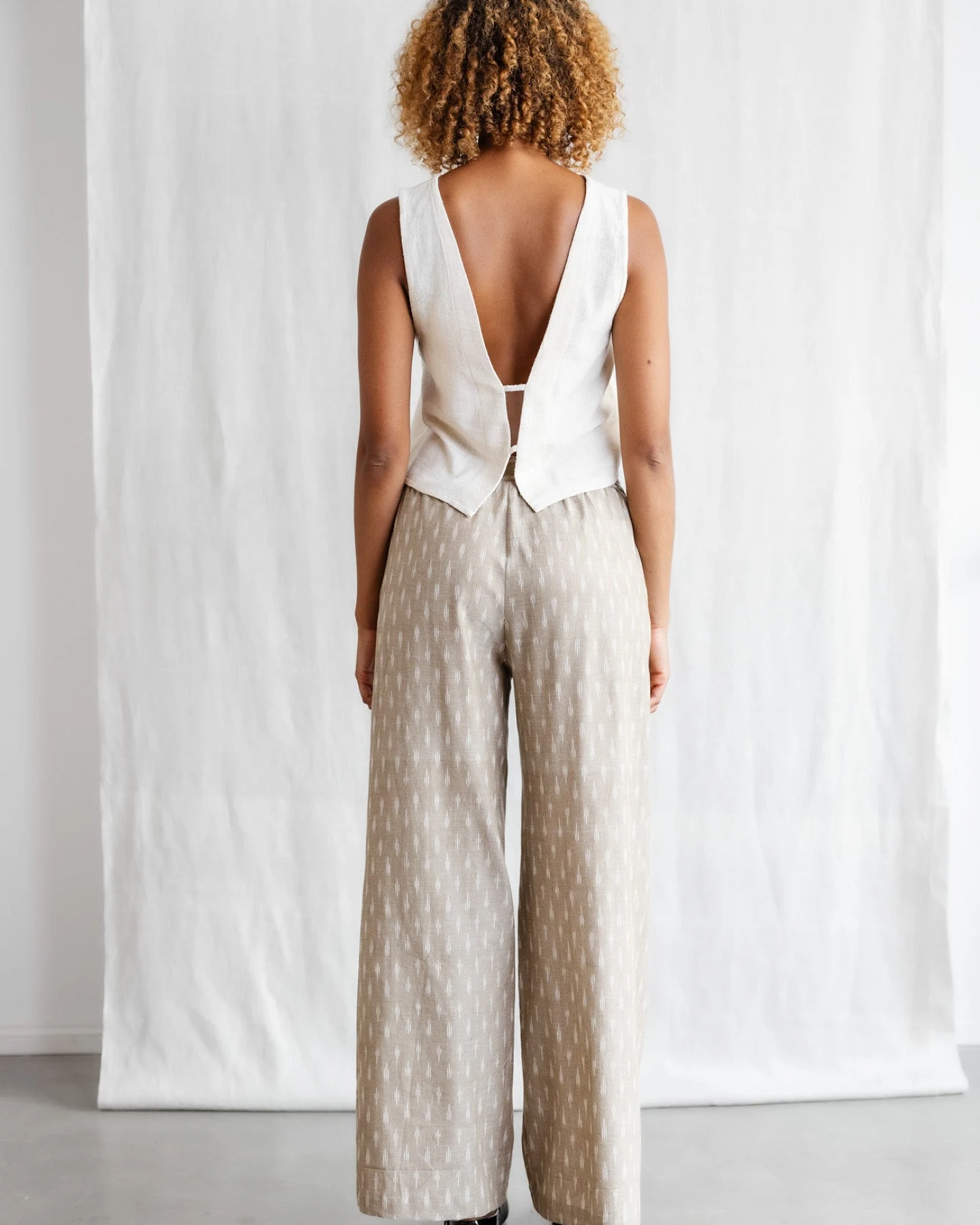 Jyoti Fair Works Damen vegan Hose Jayan Beige/Weiß – Ansicht 2