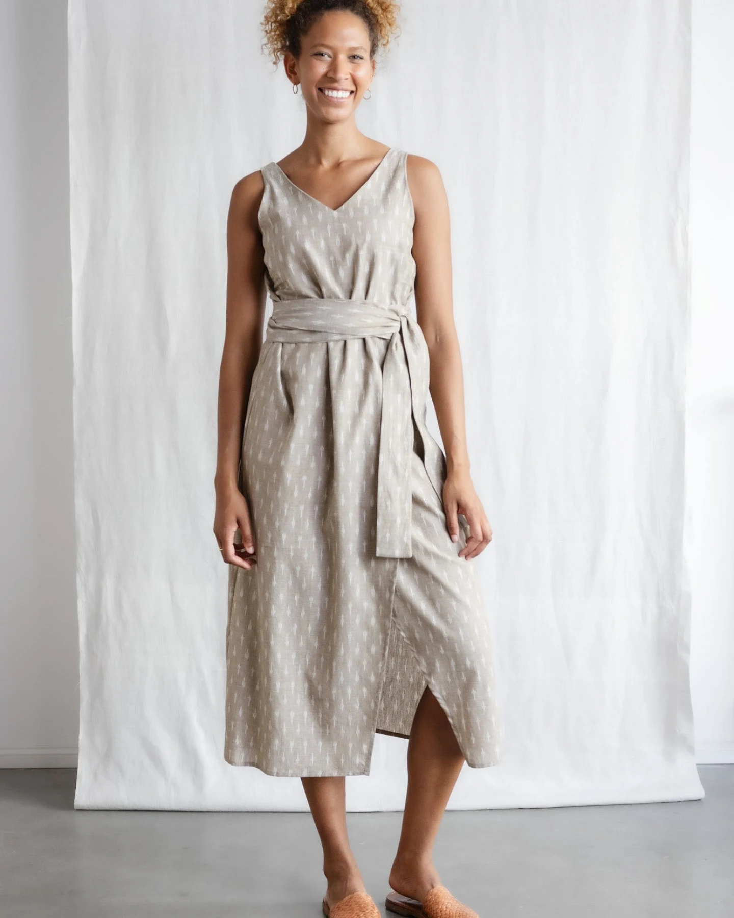 Jyoti Fair Works Damen vegan Kleid Agnila Beige/Weiß – Ansicht 2