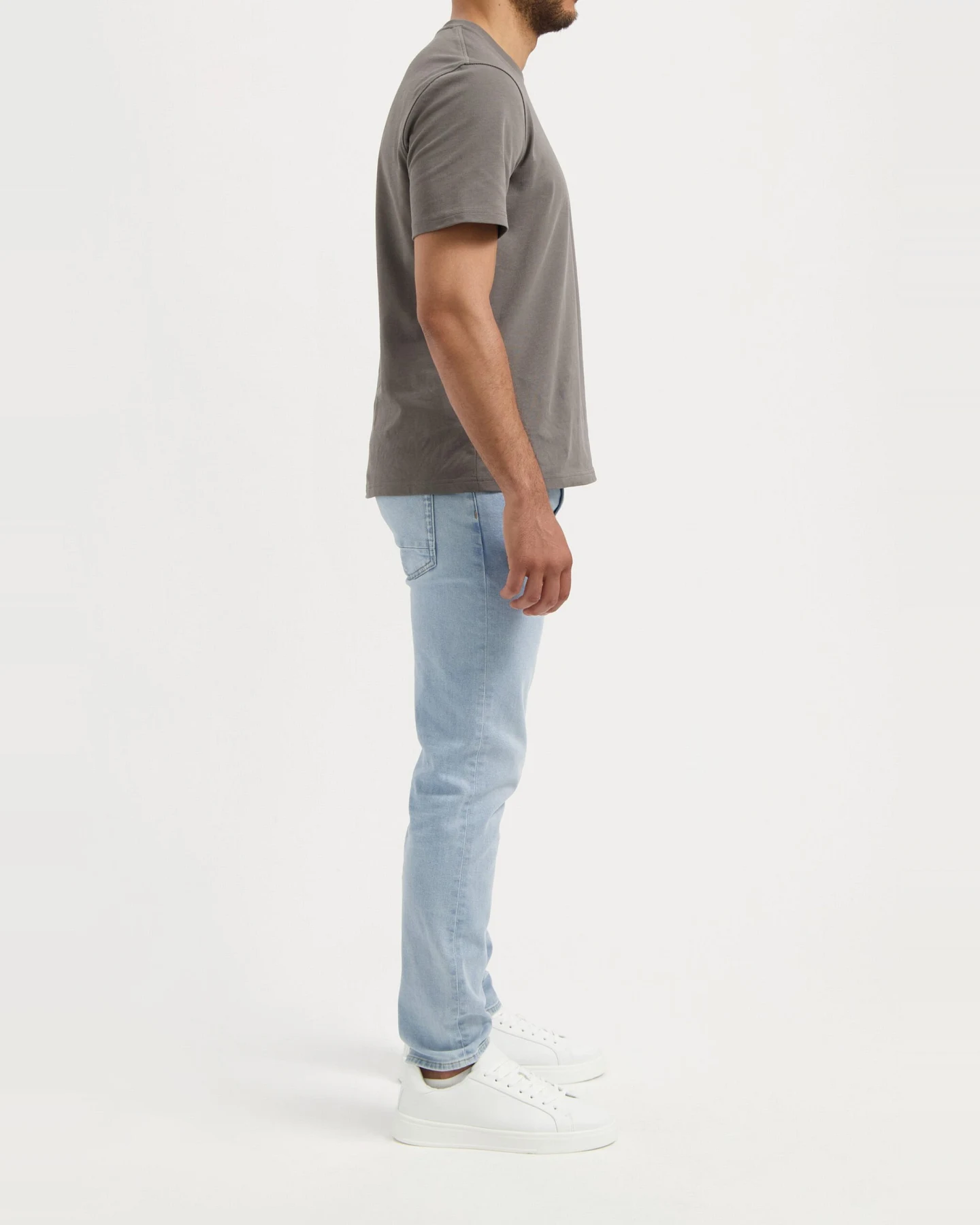 MUD Jeans Herren vegan Jeans Dunn Low Tapered Light Aged Blue – Ansicht 2