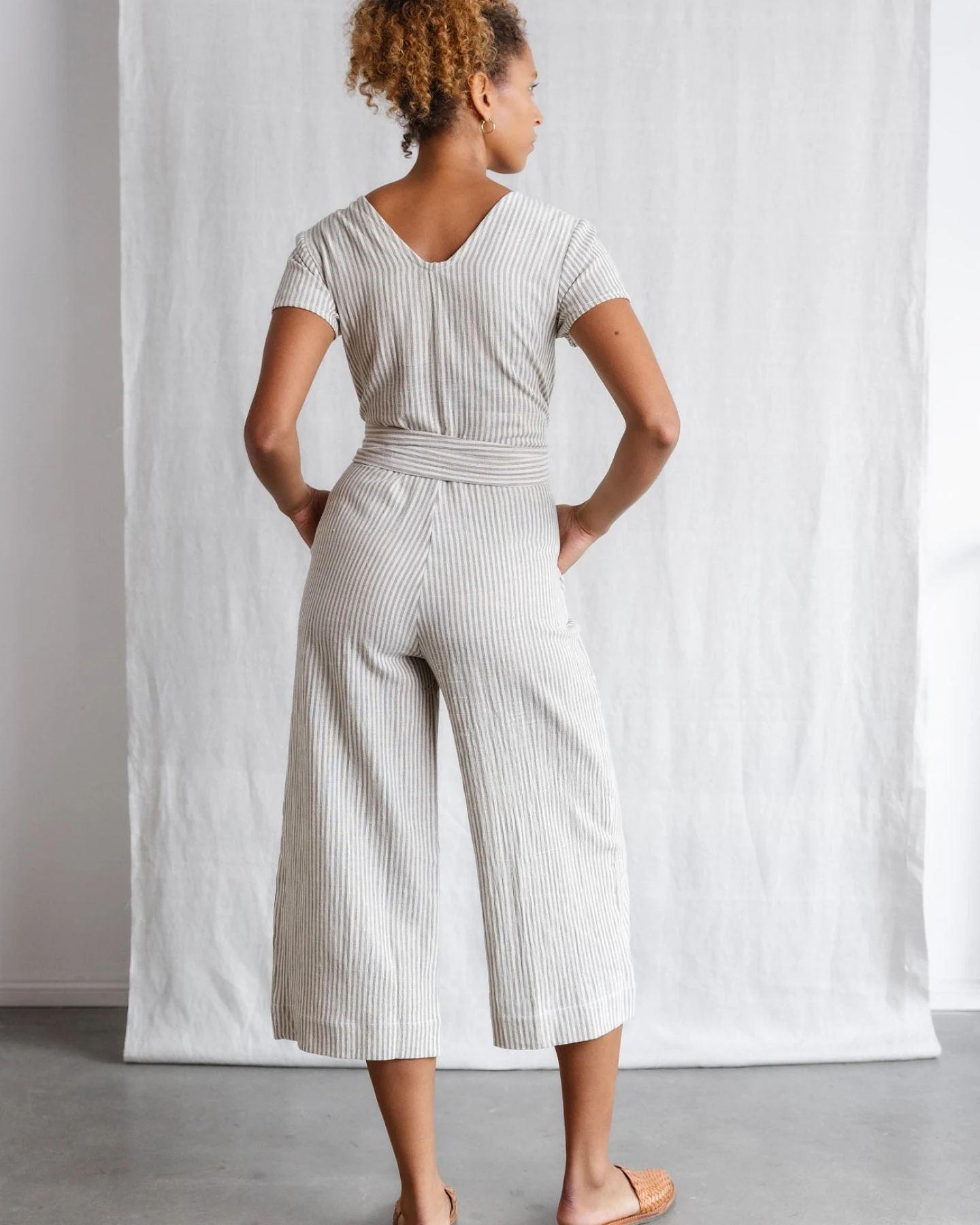 Jyoti - Fair Works Damen vegan Jumpsuit Amrita Grau/Weiß – Ansicht 2