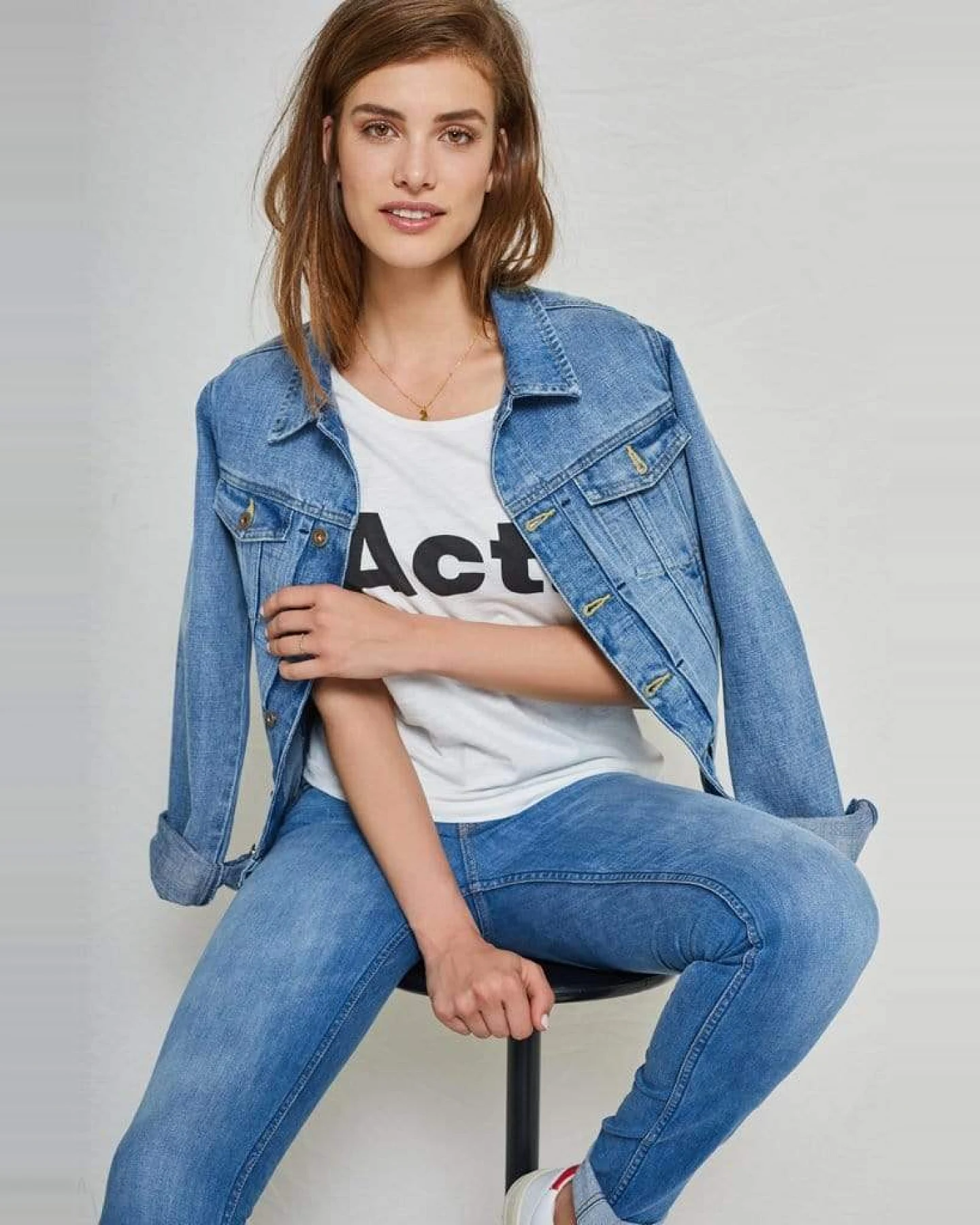 Kuyichi Damen vegan Jeansjacke Chelsea Vintage Hellblau – Ansicht 2