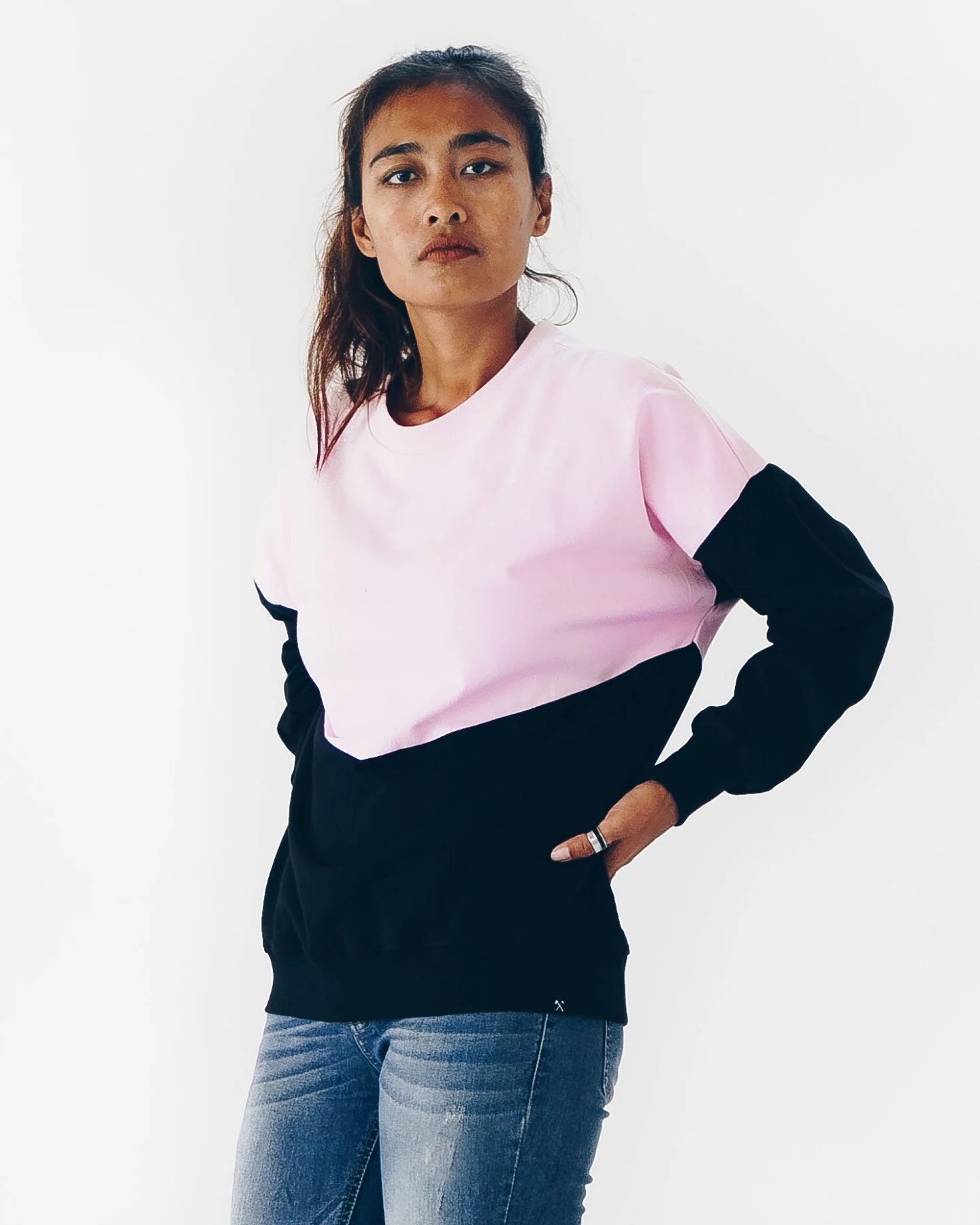 The Driftwood Tales Damen vegan Sweatshirt Loose Schwarz Pink – Ansicht 2