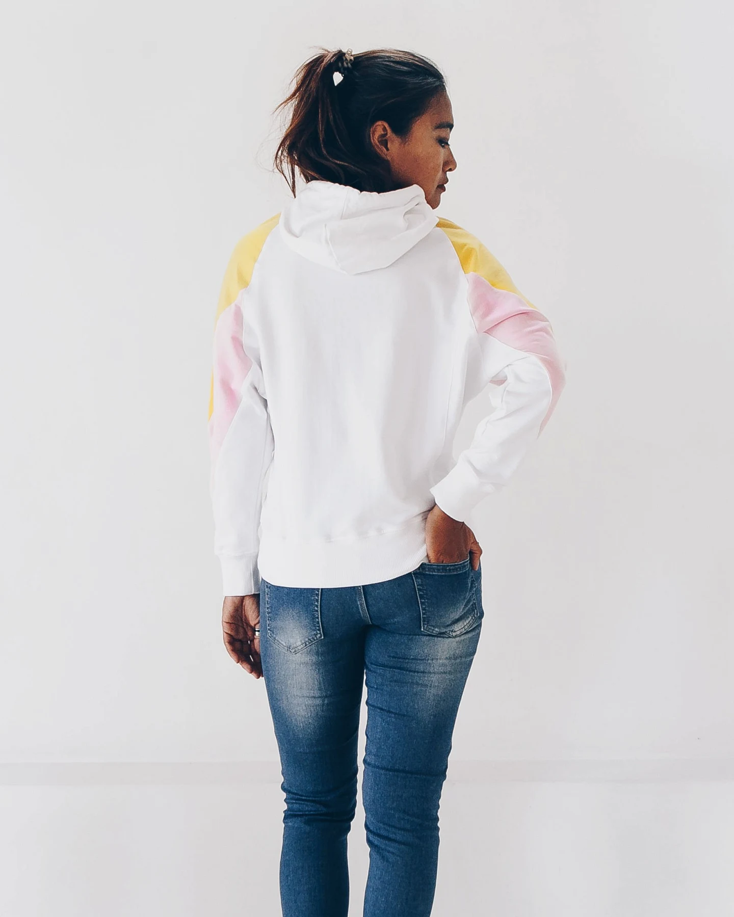 The Driftwood Tales Damen vegan Amy Hoodie Weiß Gelb – Ansicht 2