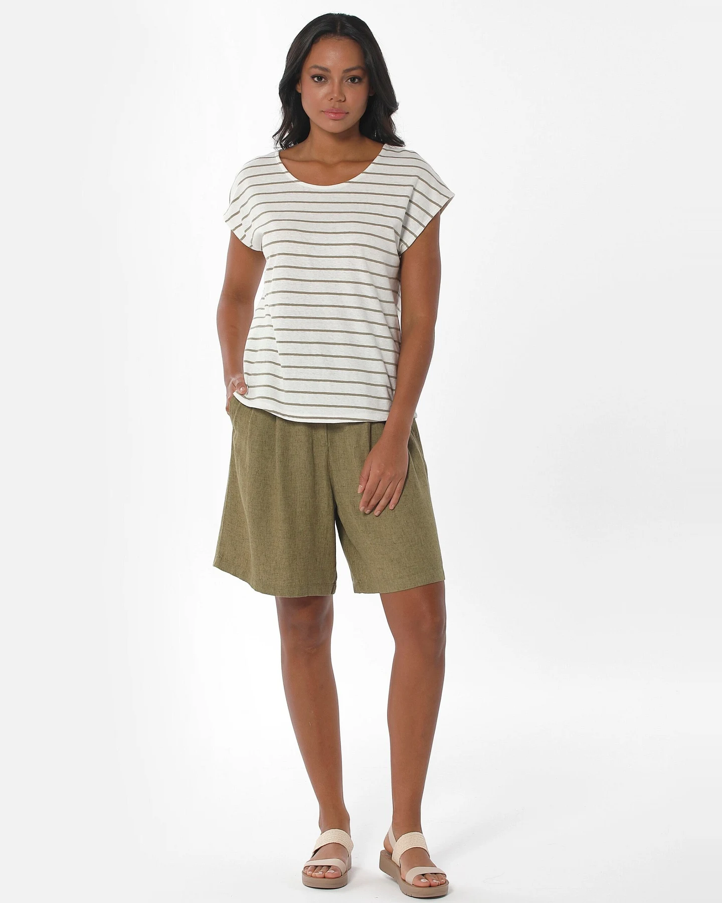 ORGANICATION Damen vegan Shorts Mit Weitem Saum Olivgrün – Ansicht 2