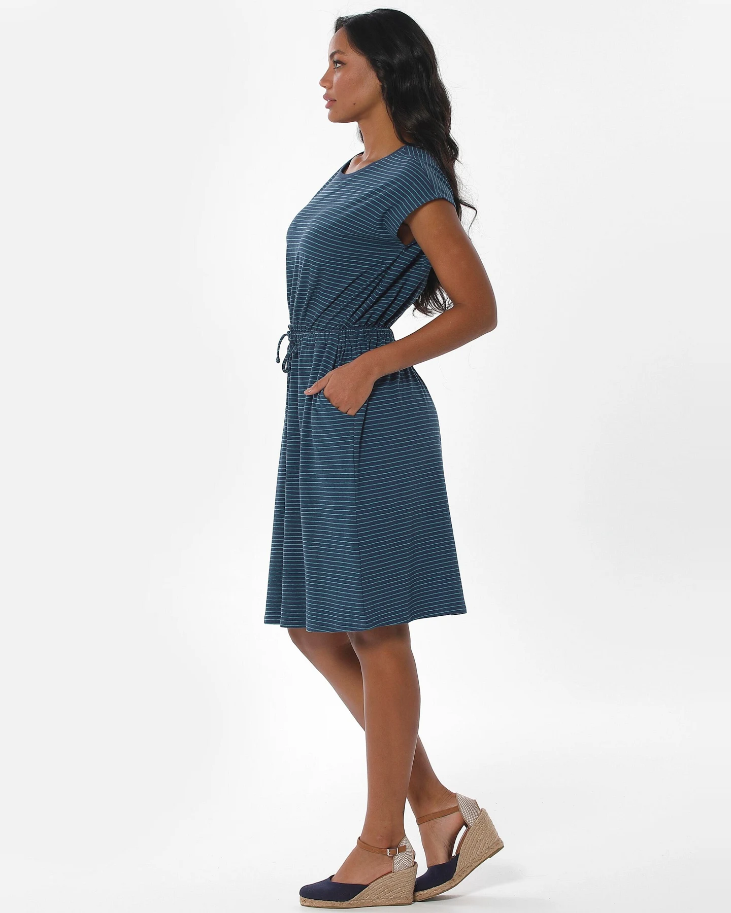 ORGANICATION Damen vegan Gestreiftes Jerseykleid Navy – Ansicht 2