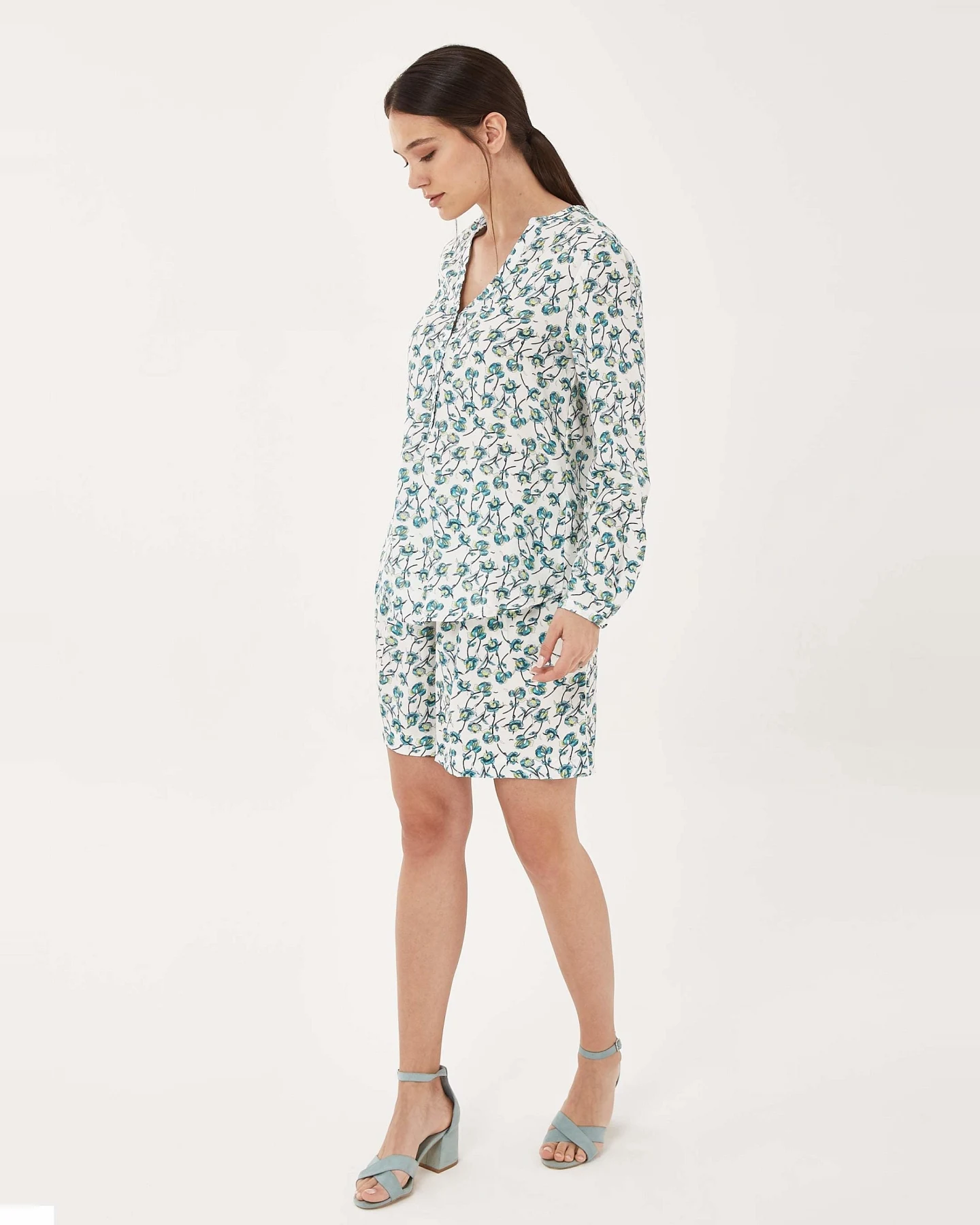 ORGANICATION Damen vegan Bluse Blumen Grün Blau – Ansicht 2
