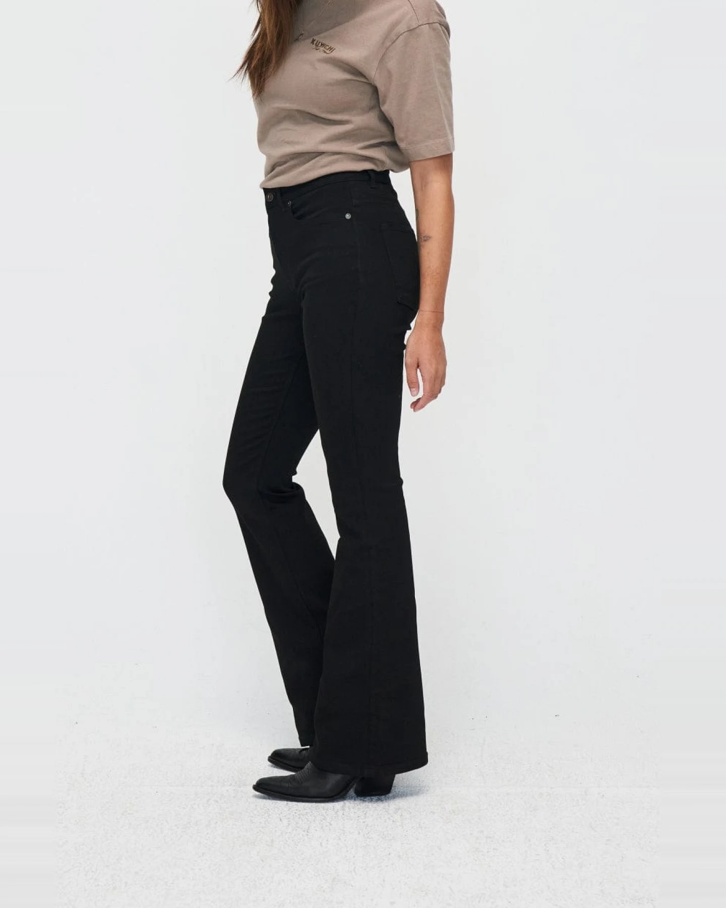 Kuyichi Damen vegan Jeans Lisette Flare Forever Black – Ansicht 2