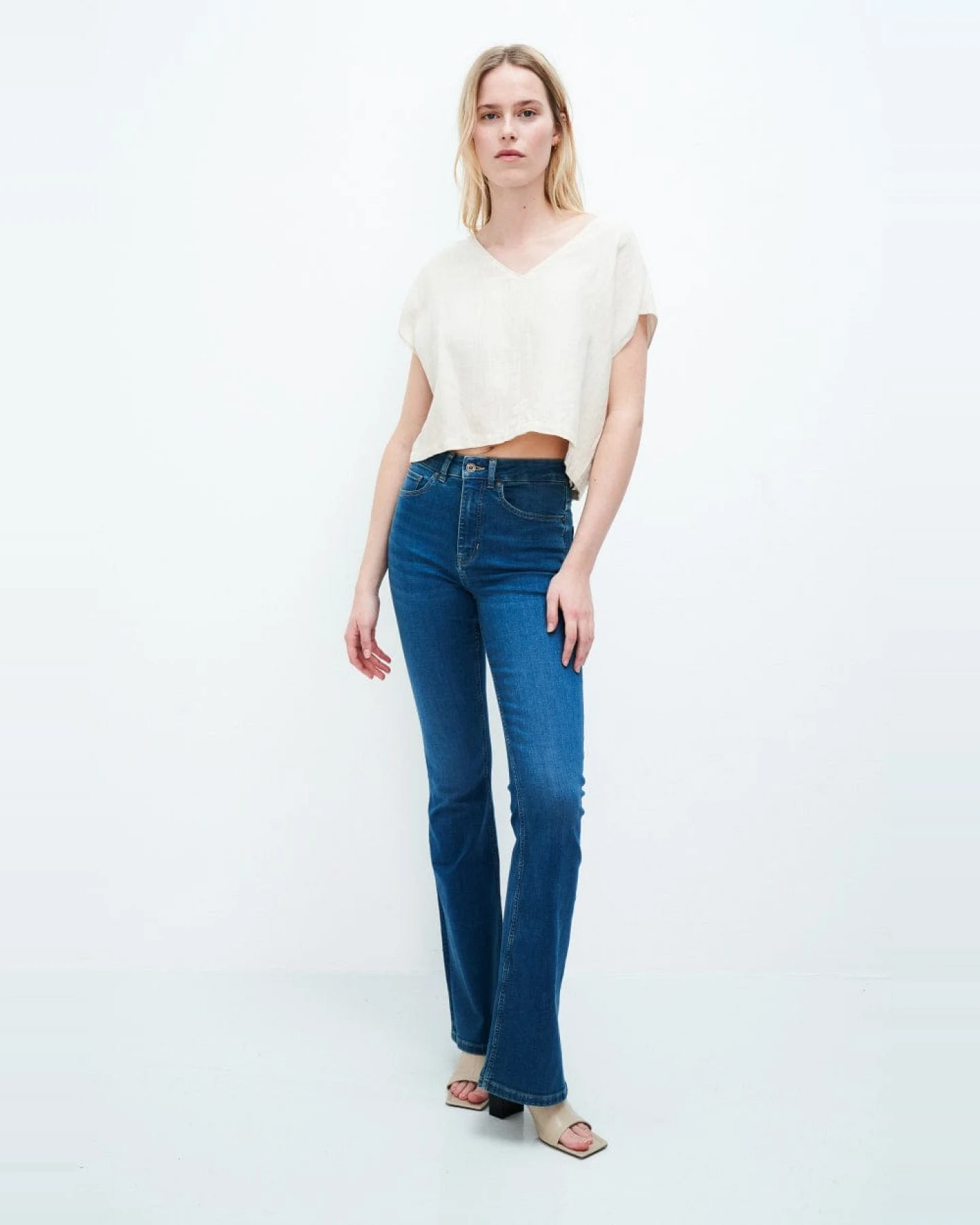 Kuyichi Damen vegan Schlagjeans Lisette Hellblau – Ansicht 2