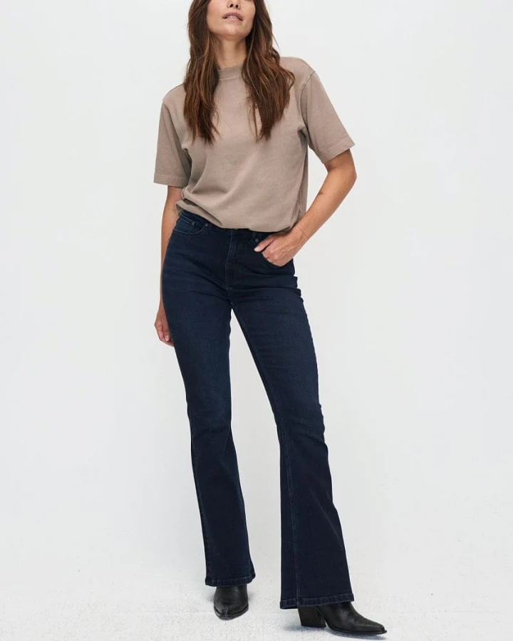 Kuyichi Damen vegan Lisette Flare Jeans Tiefblau