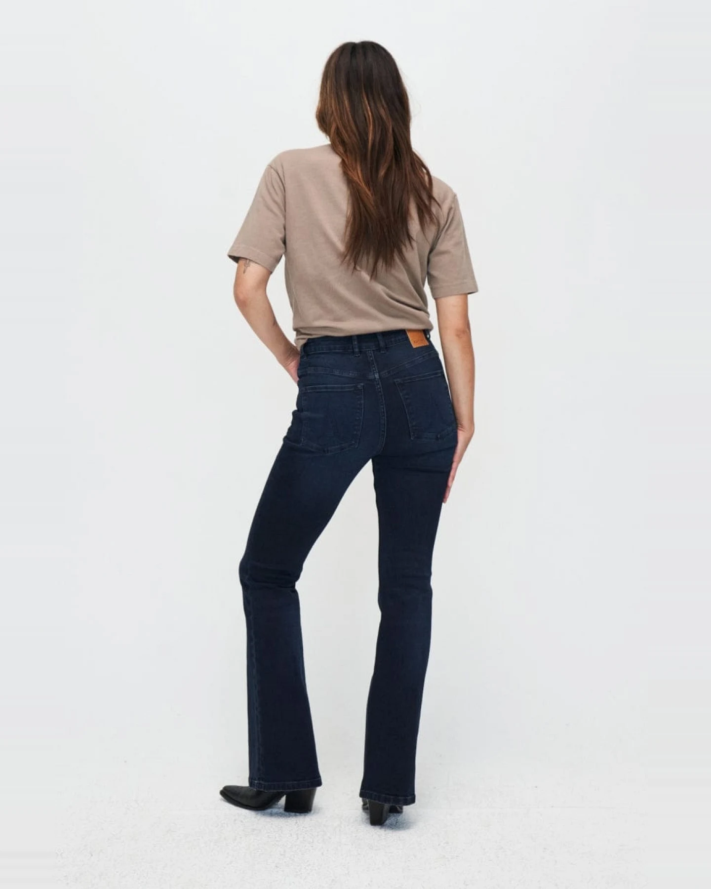 Kuyichi Damen vegan Lisette Flare Jeans Tiefblau – Ansicht 2