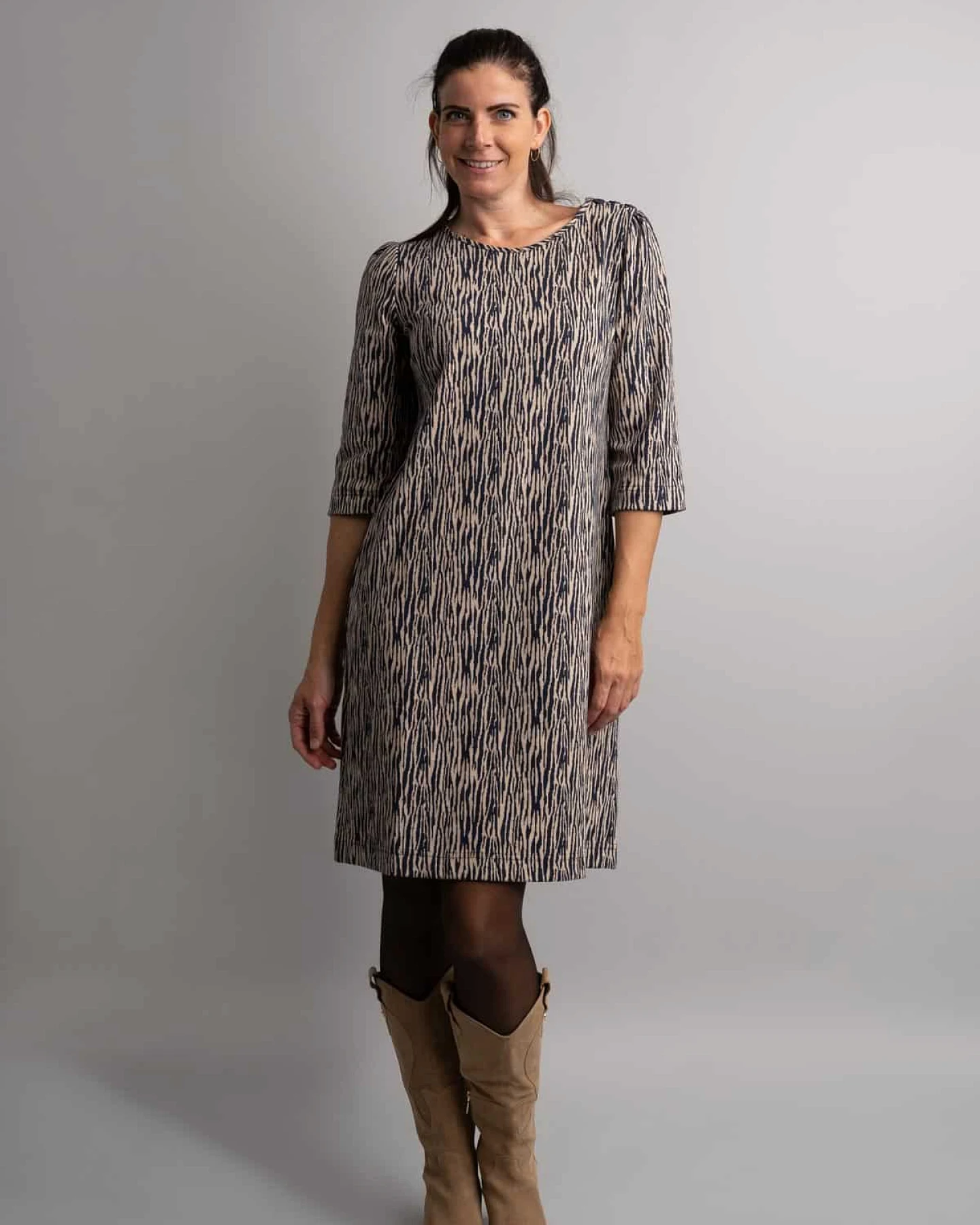 Marjolein Elisabeth Damen vegan Kleid Jolein Marineblau Zebra – Ansicht 2